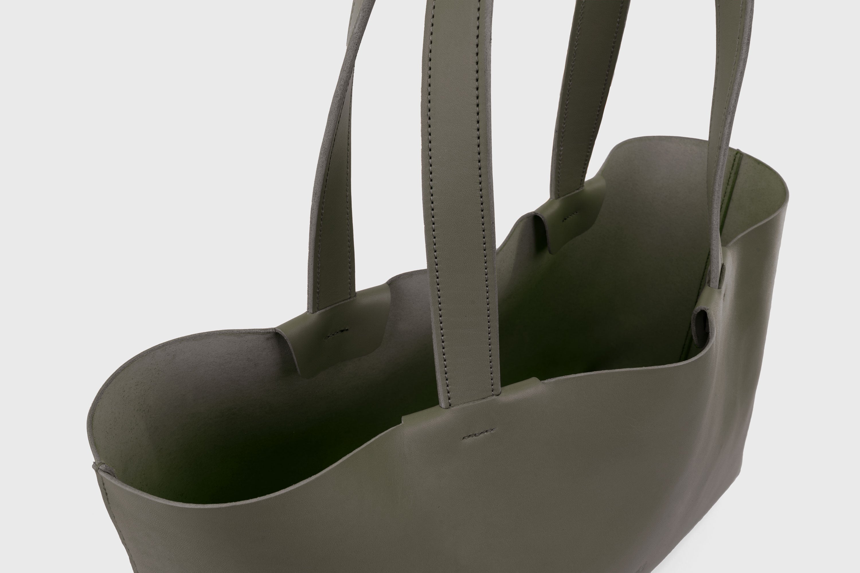 Karin Tote Bag Olive Green Color Vegetable Tanned Leather Vachetta Minimalistic Design Premium Atelier Madre Manuel Dreesmann Barcelona Spain