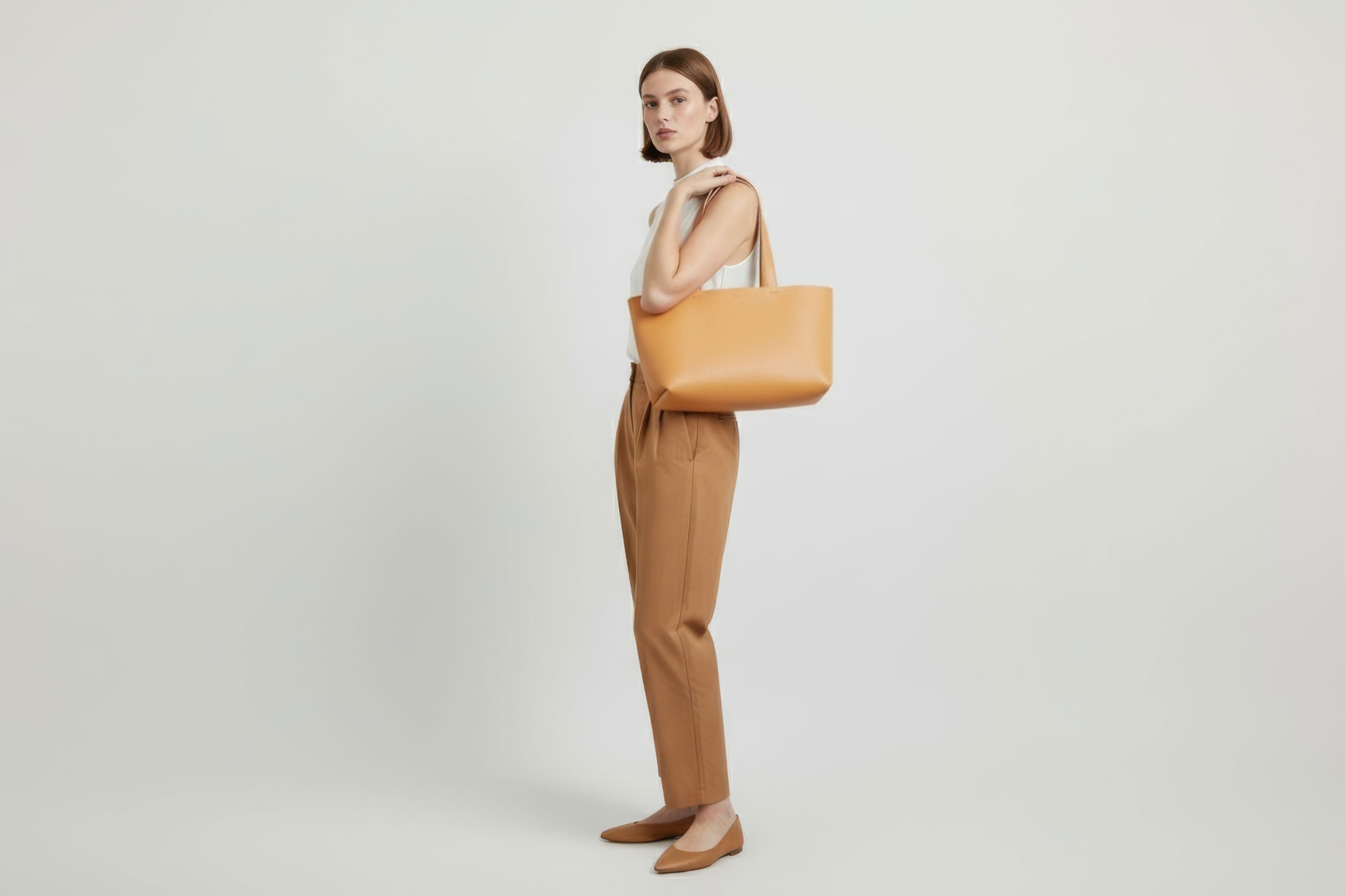 Karin Tote Bag Brown Color On A Woman Model Vegetable Tanned Leather Vachetta Minimalistic Design Premium Atelier Madre Manuel Dreesmann Barcelona Spain