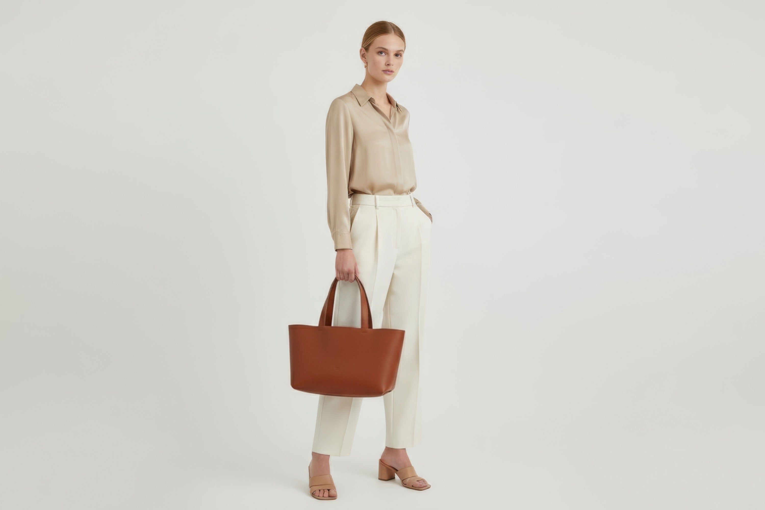 Karin Tote Bag Dark Brown Color On A Woman Model Vegetable Tanned Leather Vachetta Minimalistic Design Premium Atelier Madre Manuel Dreesmann Barcelona Spain