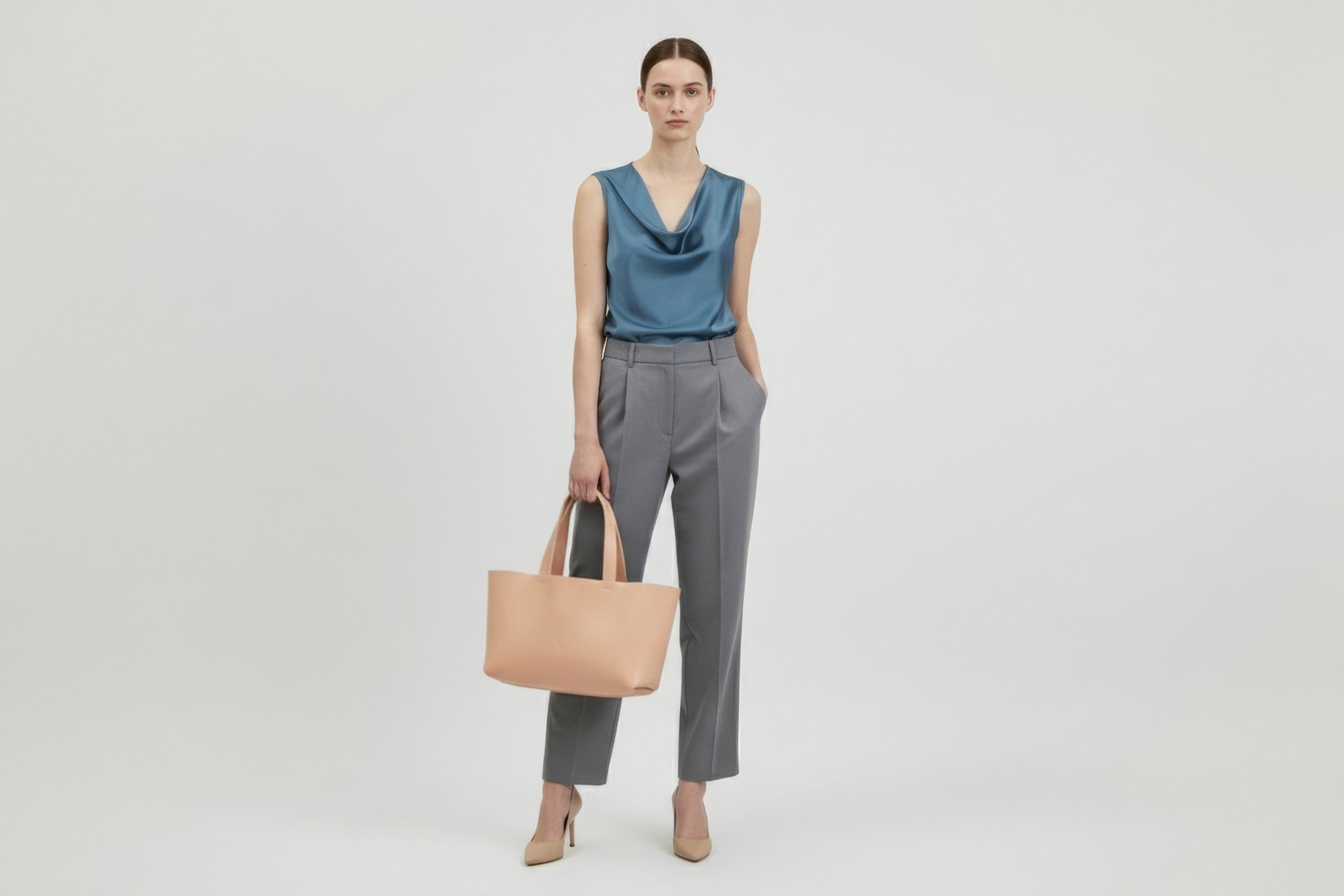 Karin Tote Bag Natural Color On A Woman Model Vegetable Tanned Leather Vachetta Minimalistic Design Premium Atelier Madre Manuel Dreesmann Barcelona Spain