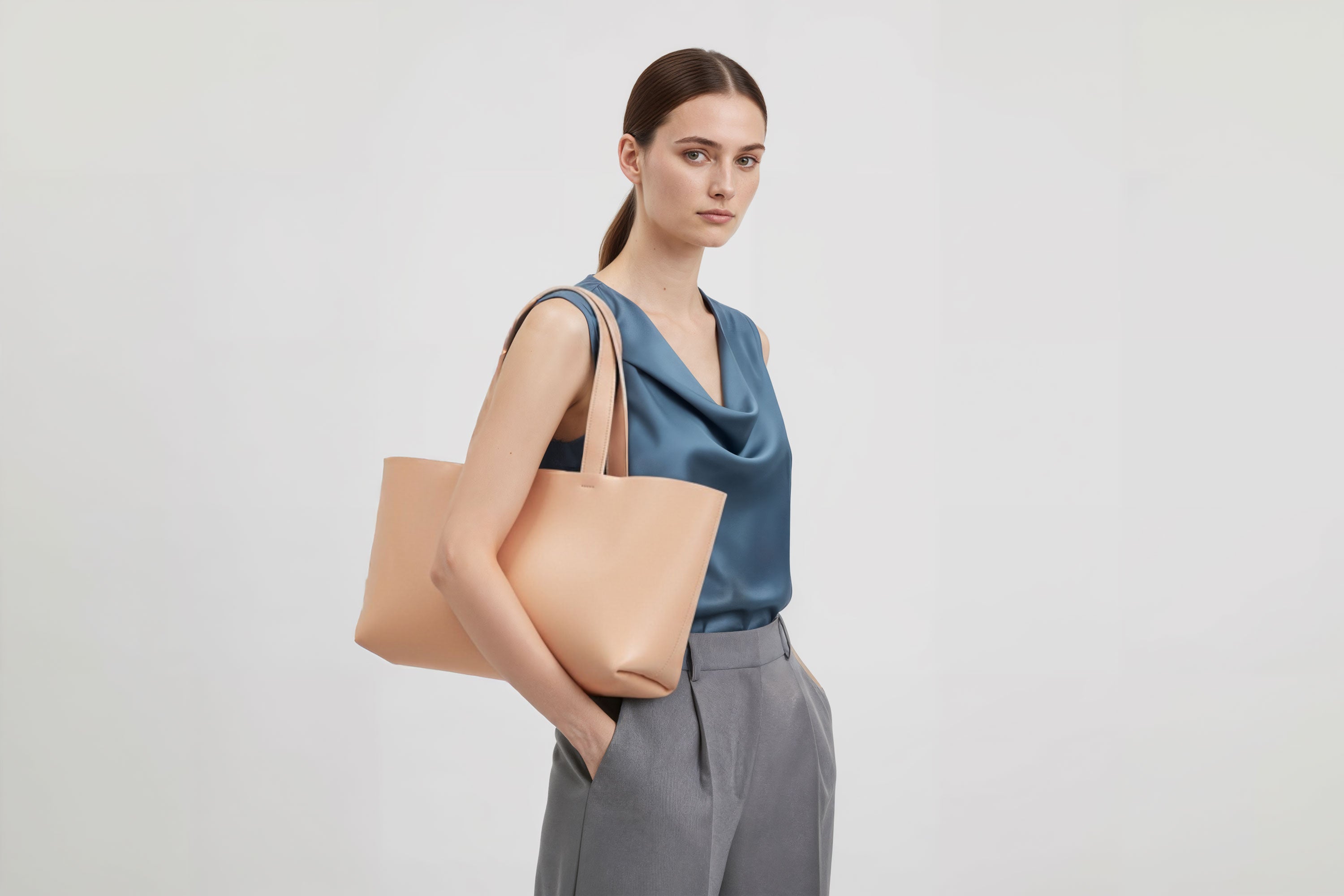 Karin Tote Bag Natural Color On A Woman Model Vegetable Tanned Leather Vachetta Minimalistic Design Premium Atelier Madre Manuel Dreesmann Barcelona Spain