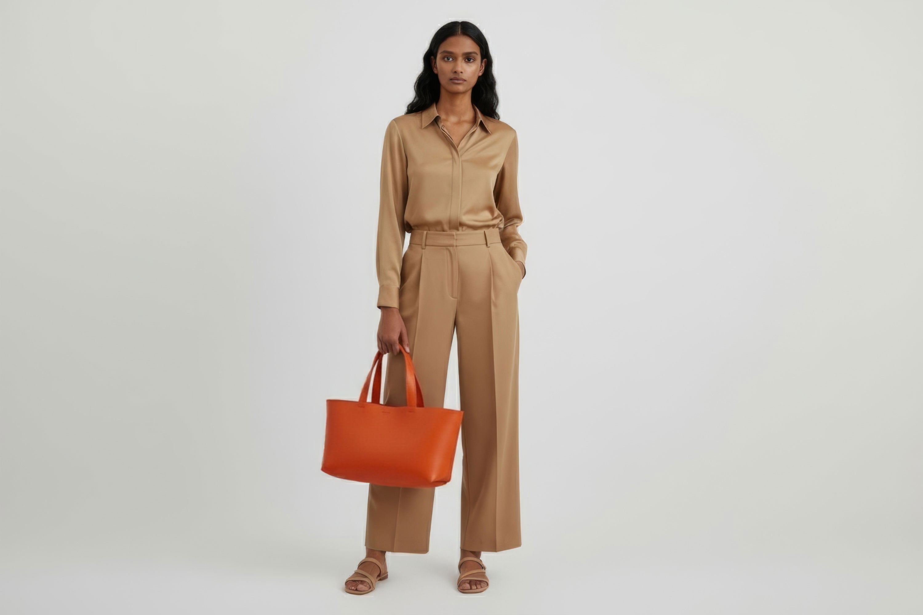 Karin Tote Bag Orange Colour On A Woman Model Vegetable Tanned Leather Vachetta Minimalistic Design Premium Atelier Madre Manuel Dreesmann Barcelona Spain
