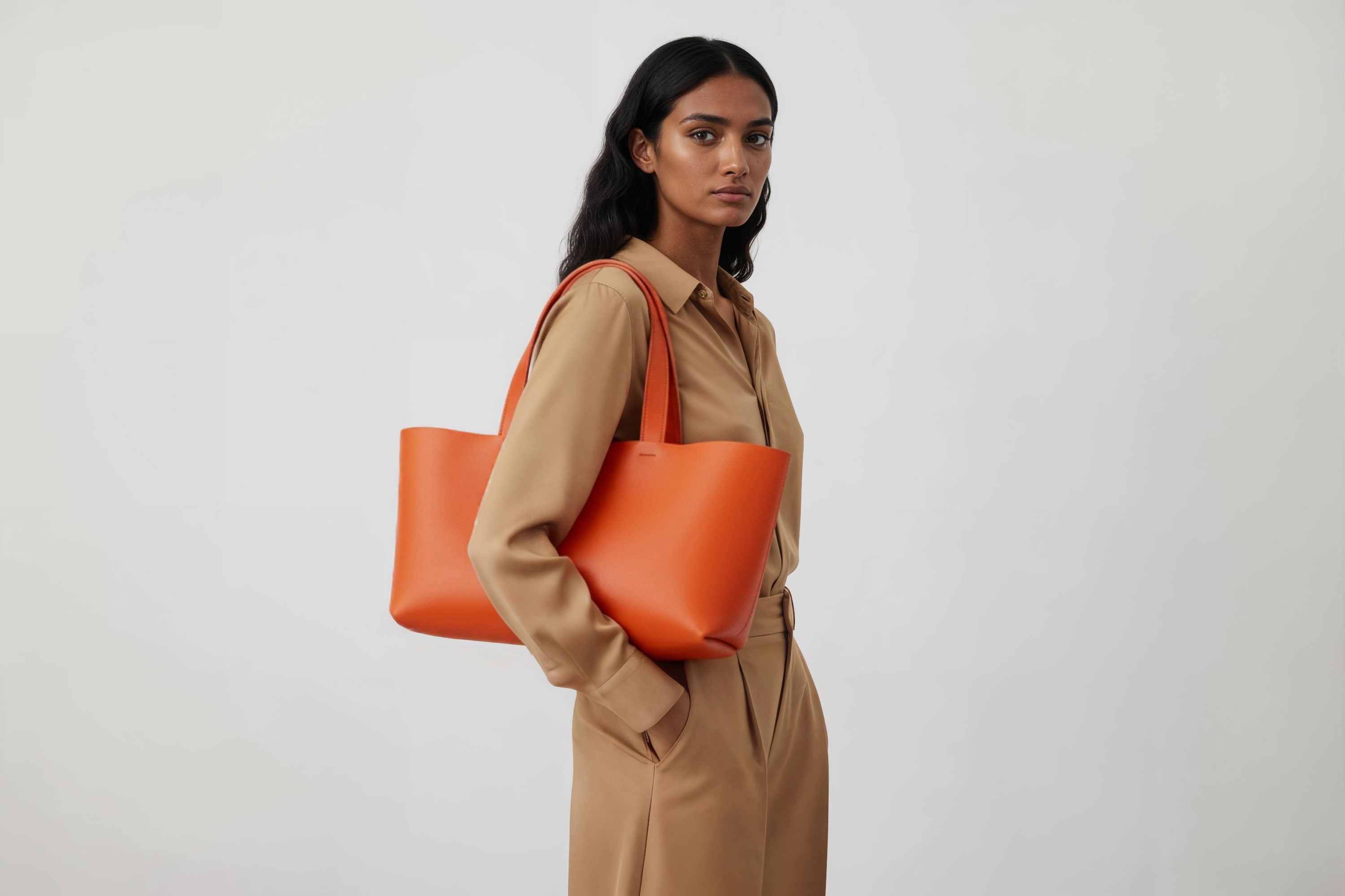 Karin Tote Bag Orange Colour On A Woman Model Vegetable Tanned Leather Vachetta Minimalistic Design Premium Atelier Madre Manuel Dreesmann Barcelona Spain