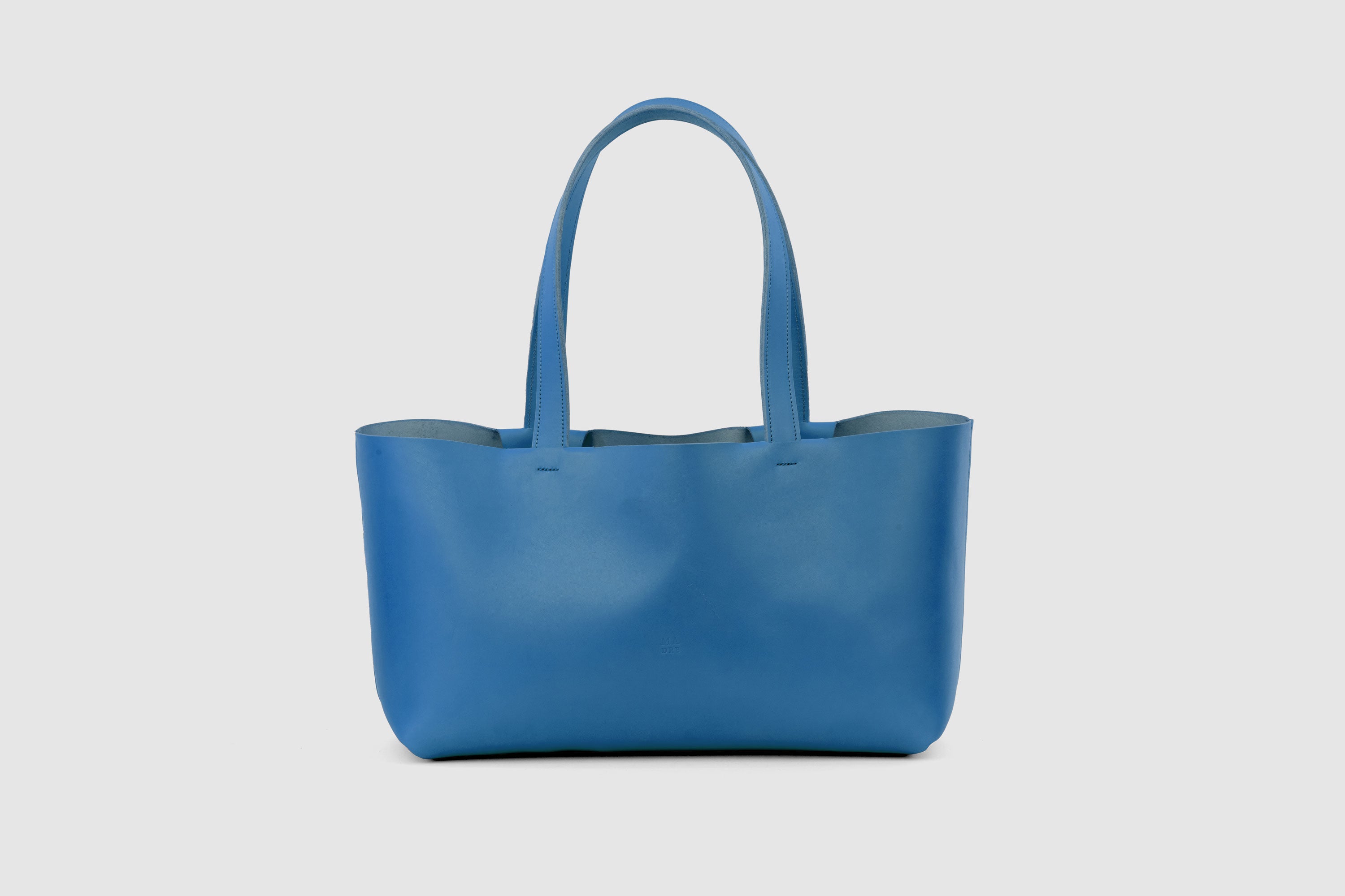 Karin Tote Bag Royal Blue Color Vegetable Tanned Leather Vachetta Minimalistic Design Premium Atelier Madre Manuel Dreesmann Barcelona Spain