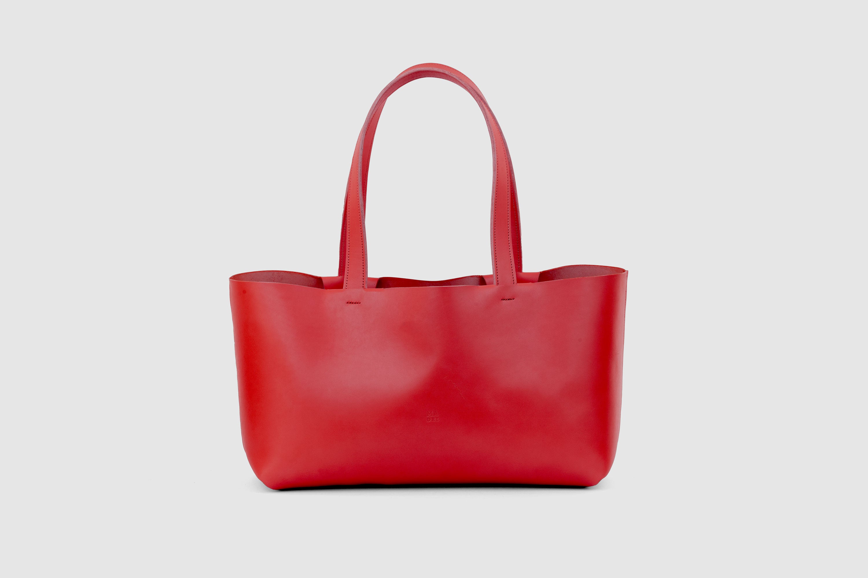 Karin Tote Bag Red Color Vegetable Tanned Leather Vachetta Minimalistic Design Premium Atelier Madre Manuel Dreesmann Barcelona Spain