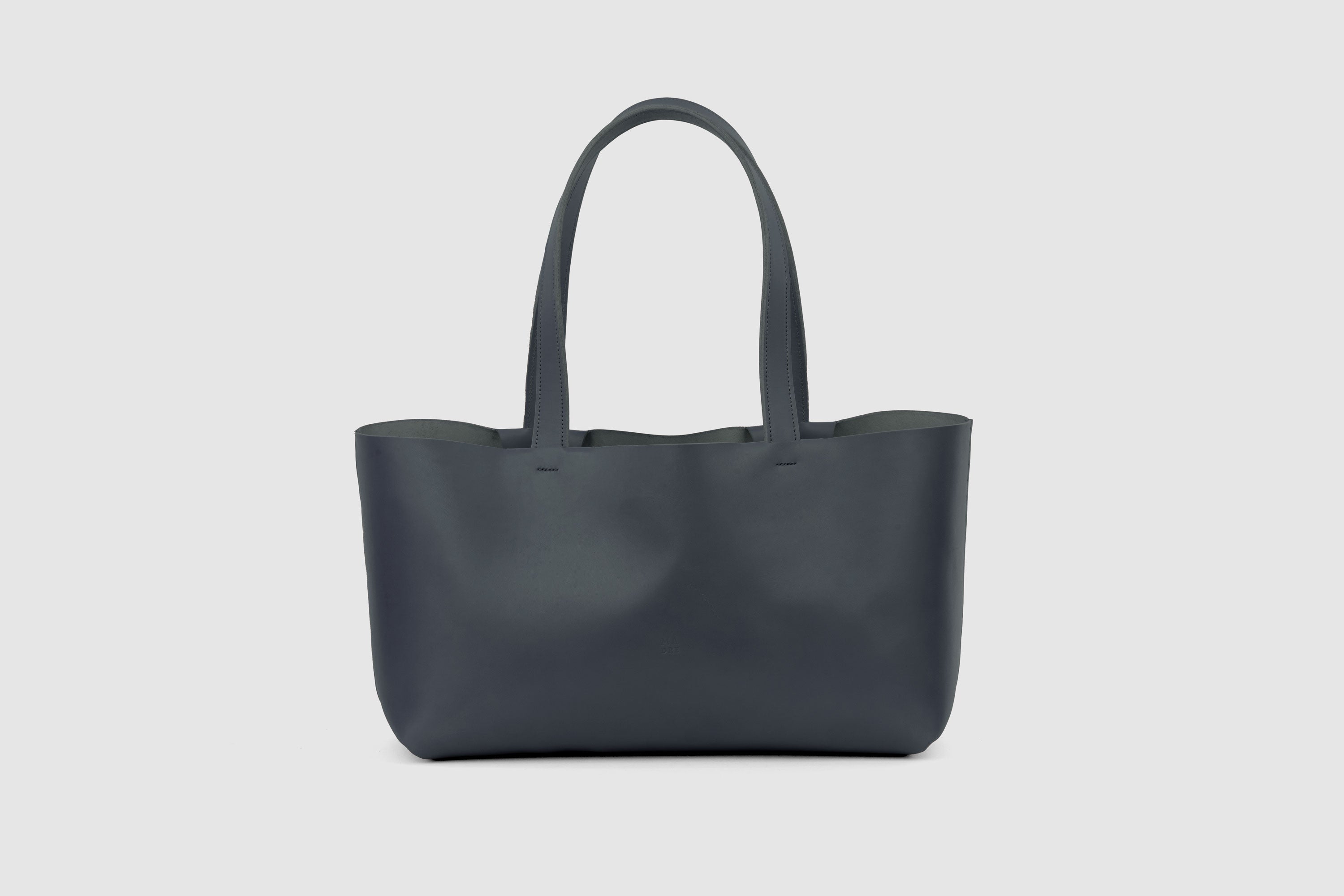 Karin Tote Bag Marine Blue Color Vegetable Tanned Leather Vachetta Minimalistic Design Premium Atelier Madre Manuel Dreesmann Barcelona Spain