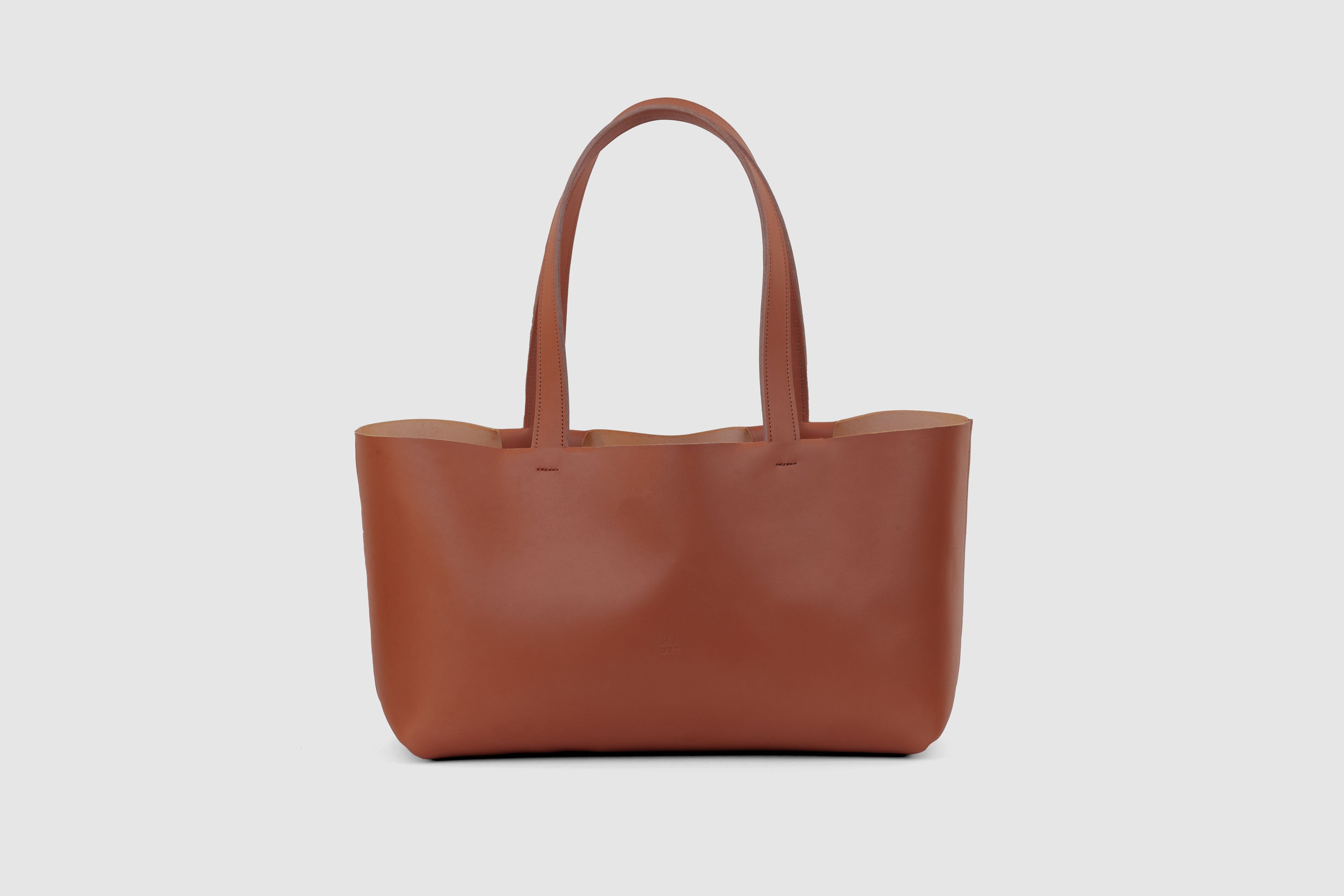 Karin Tote Bag Dark Brown Color Vegetable Tanned Leather Vachetta Minimalistic Design Premium Atelier Madre Manuel Dreesmann Barcelona Spain