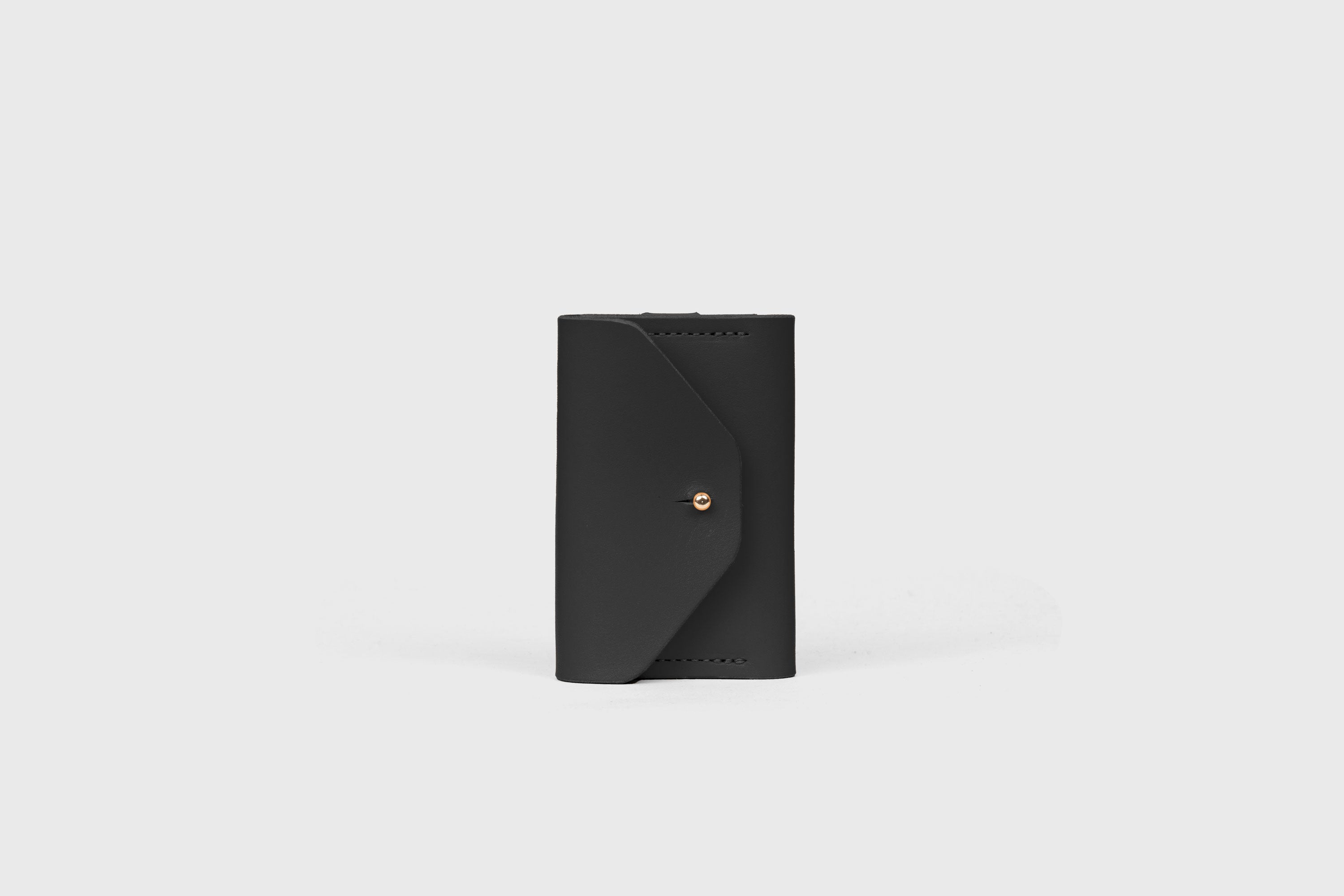 Key and Card Wallet In Black Color In Vegetable Tanned Leather Minimalistic Design Atelier Madre Manuel Dreesmann Barcelona Spain