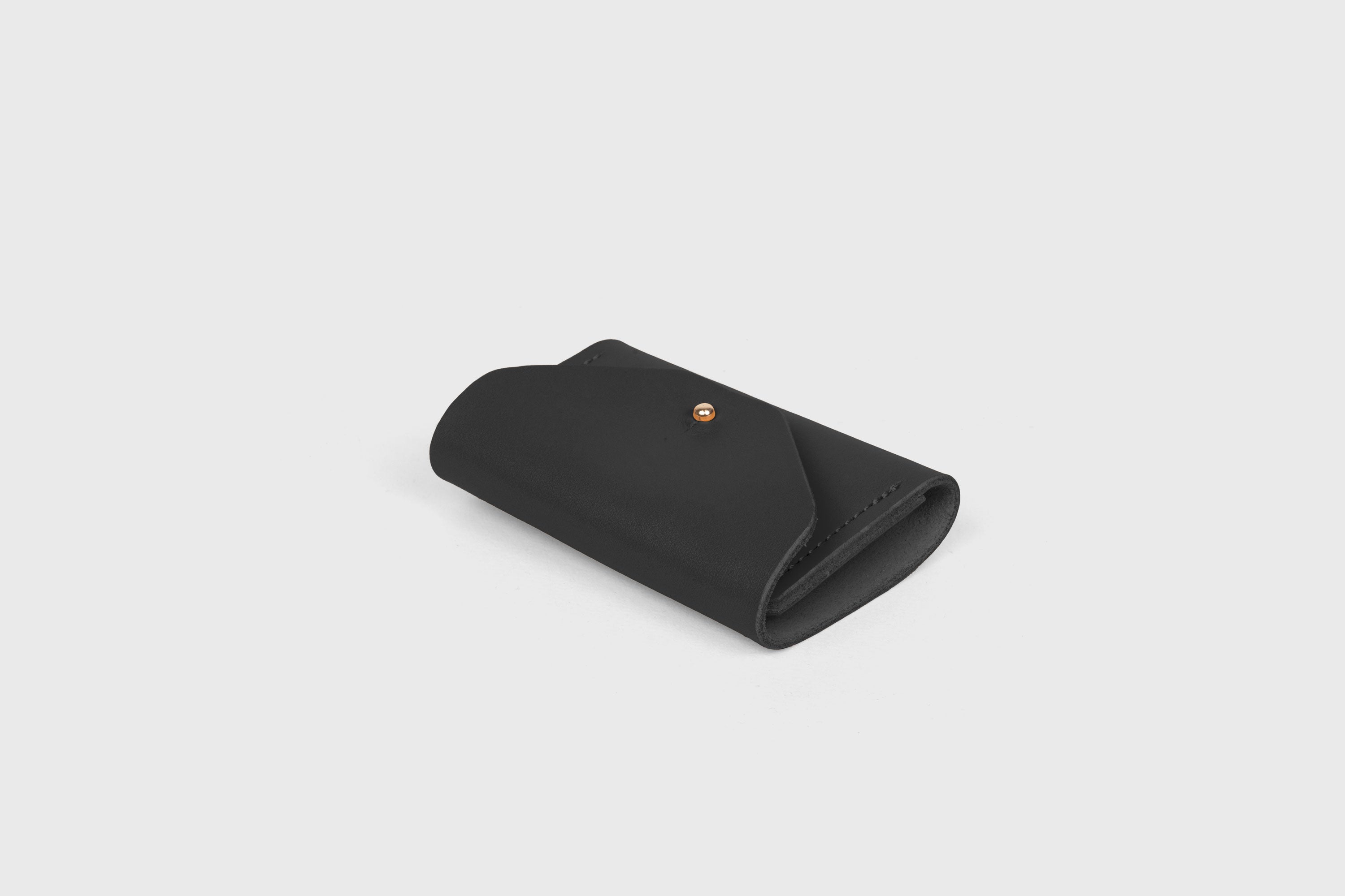 Key and Card Wallet In Black Color In Vegetable Tanned Leather Minimalistic Design Atelier Madre Manuel Dreesmann Barcelona Spain