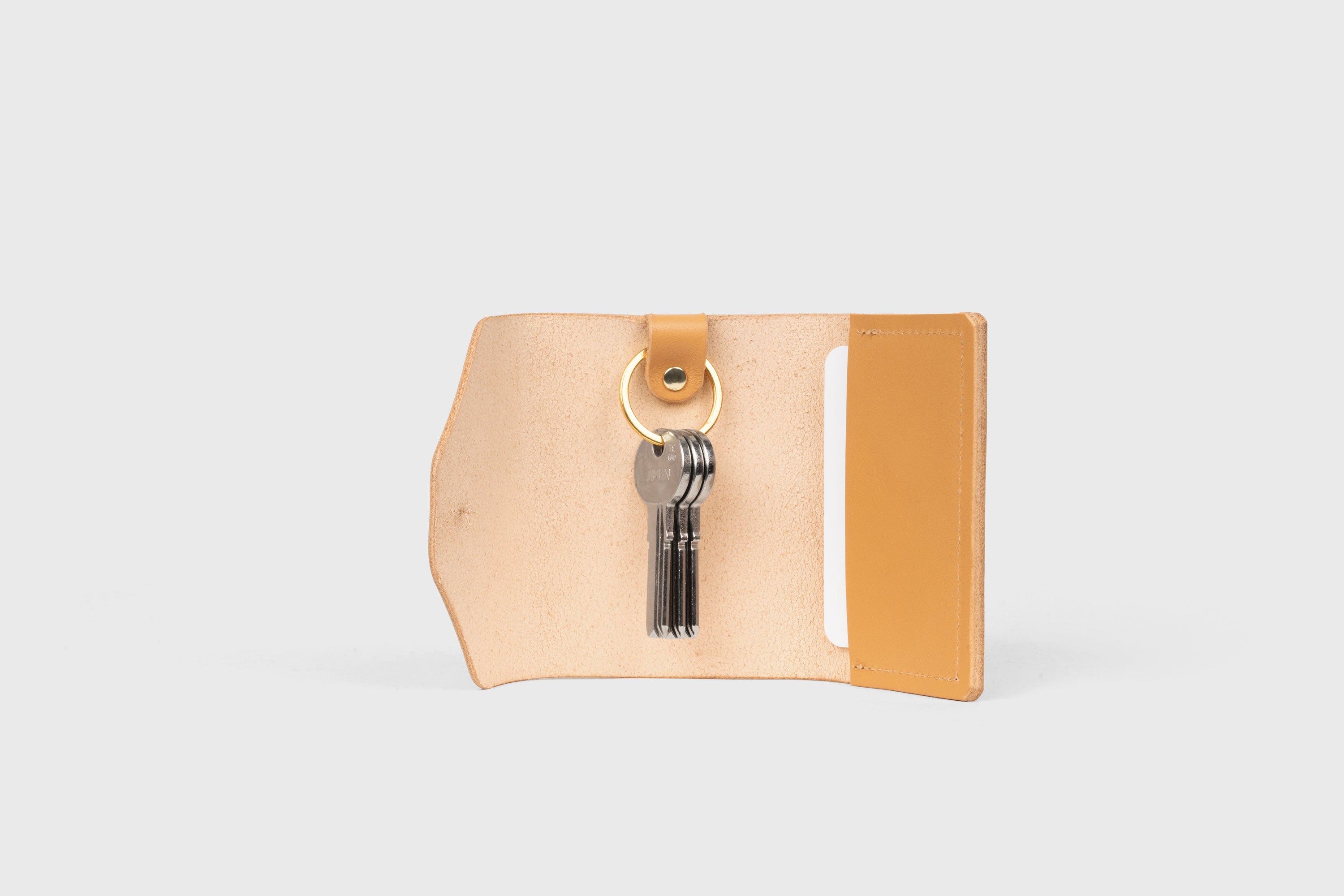 Key and Card Wallet In Brown Color In Vegetable Tanned Leather Minimalistic Design Atelier Madre Manuel Dreesmann Barcelona Spain