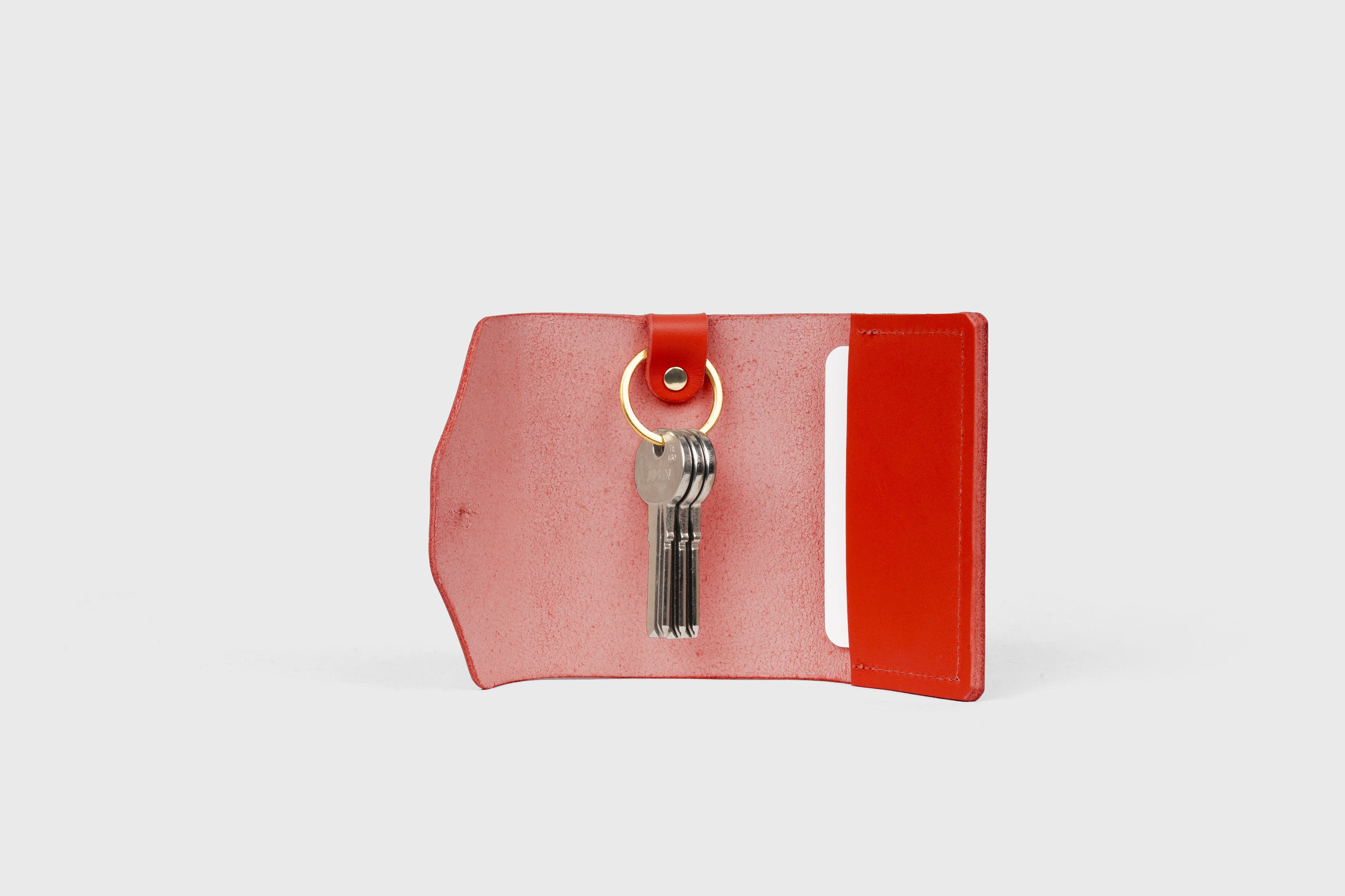 Key and Card Wallet In Red Color In Vegetable Tanned Leather Minimalistic Design Atelier Madre Manuel Dreesmann Barcelona Spain