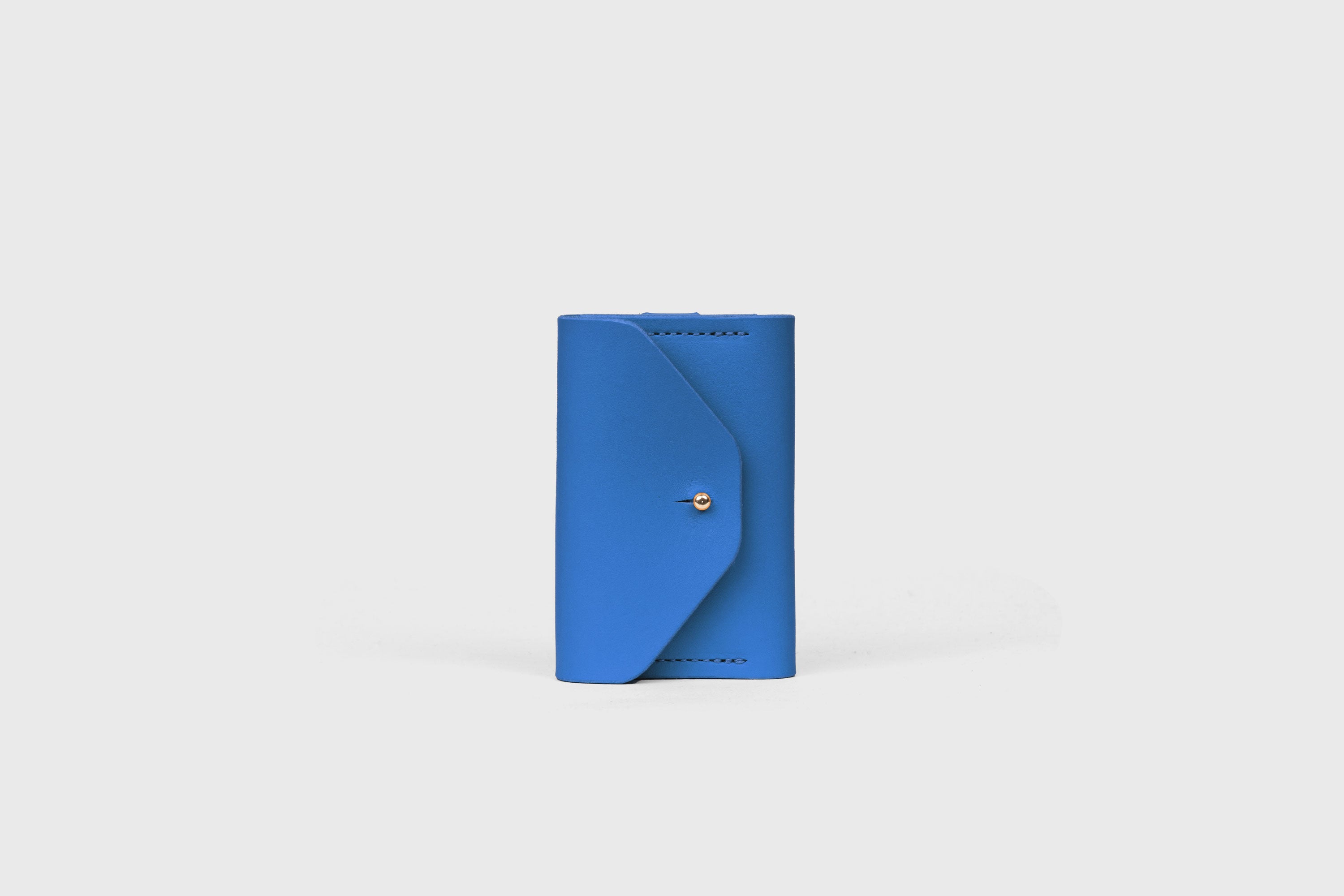 Key and Card Wallet In Royal Blue Color In Vegetable Tanned Leather Minimalistic Design Atelier Madre Manuel Dreesmann Barcelona Spain