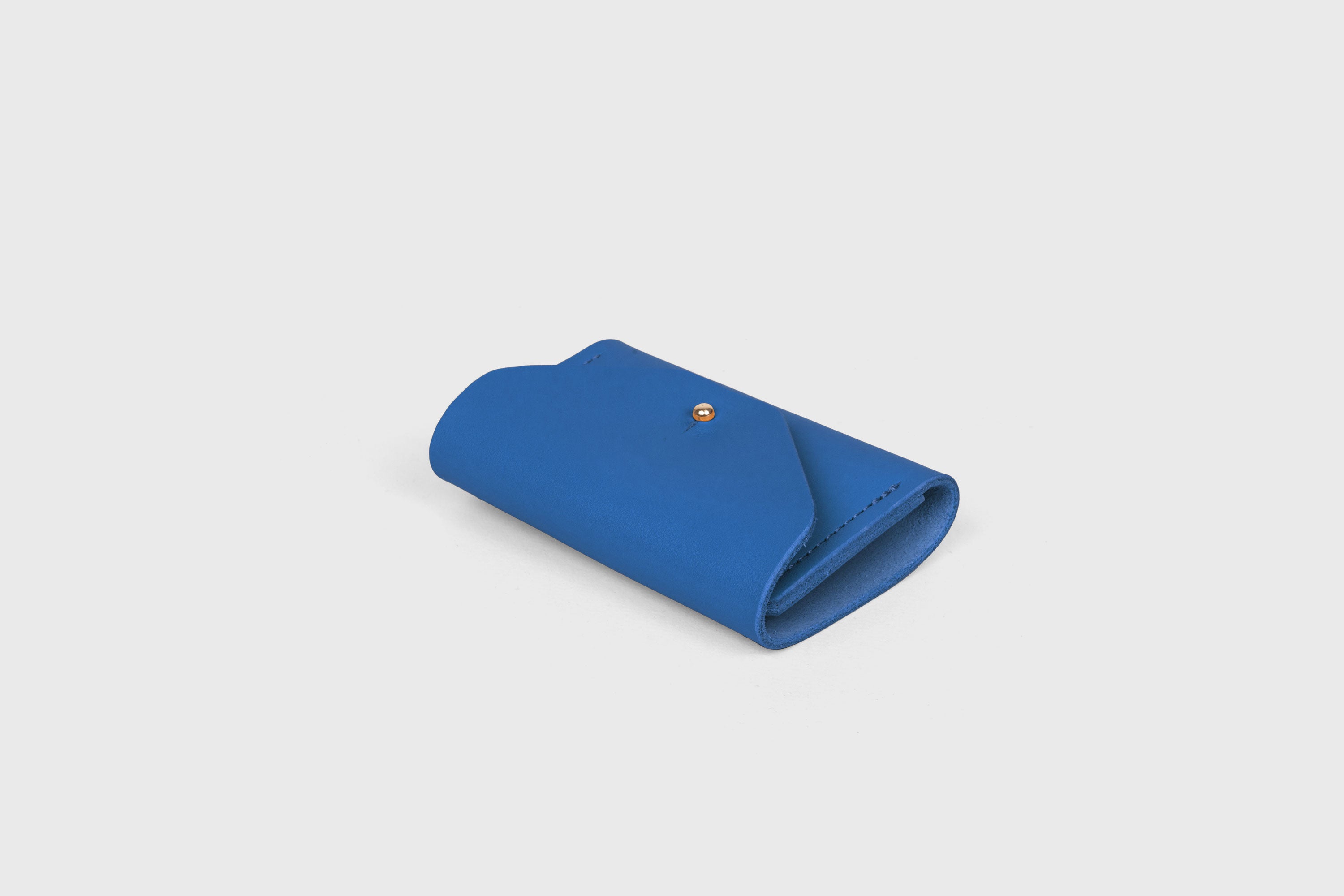 Key and Card Wallet In Royal Blue Color In Vegetable Tanned Leather Minimalistic Design Atelier Madre Manuel Dreesmann Barcelona Spain