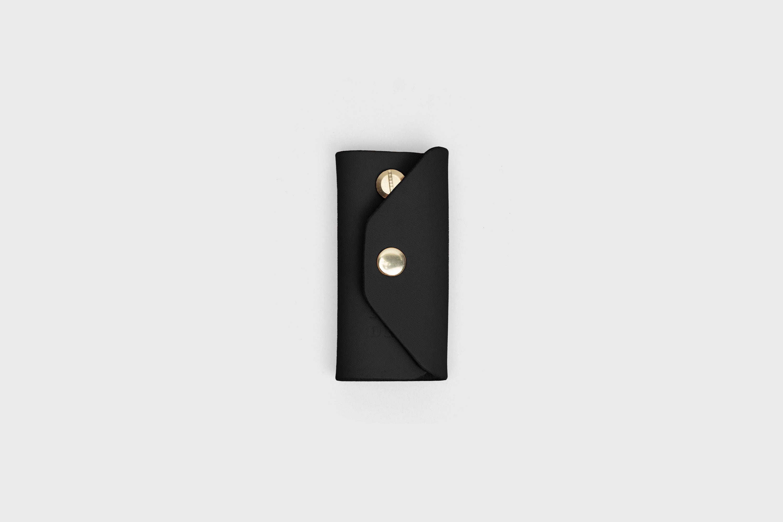 Key Etui In Black Color In Vegetable Tanned Leather Key Holder With Snap Button Minimalistic Design Atelier Madre Manuel Dreesmann Barcelona Spain