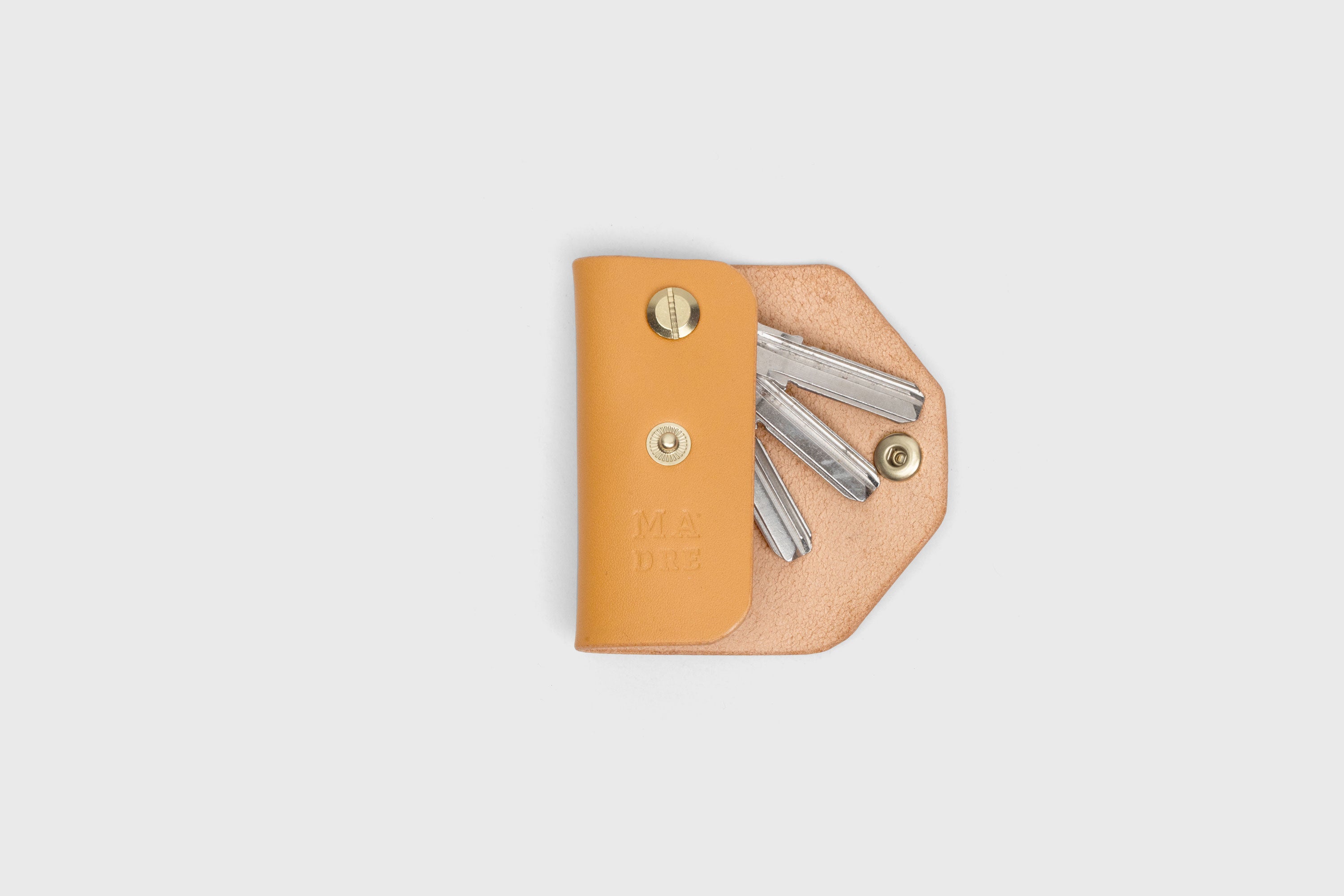 Key Etui In Brown Color In Vegetable Tanned Leather Key Holder With Snap Button Minimalistic Design Atelier Madre Manuel Dreesmann Barcelona Spain