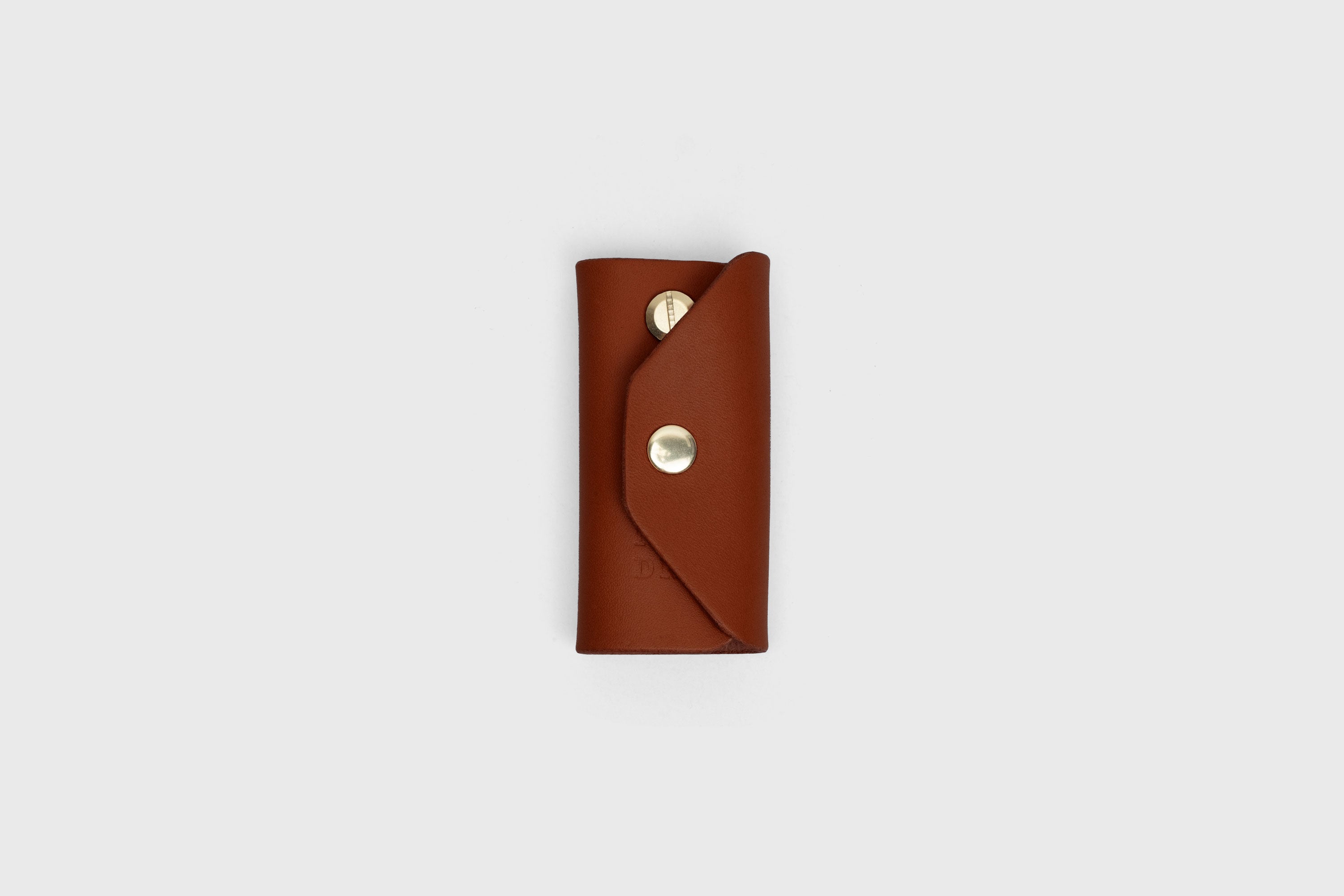 Key Etui In Dark Brown Color In Vegetable Tanned Leather Key Holder With Snap Button Minimalistic Design Atelier Madre Manuel Dreesmann Barcelona Spain