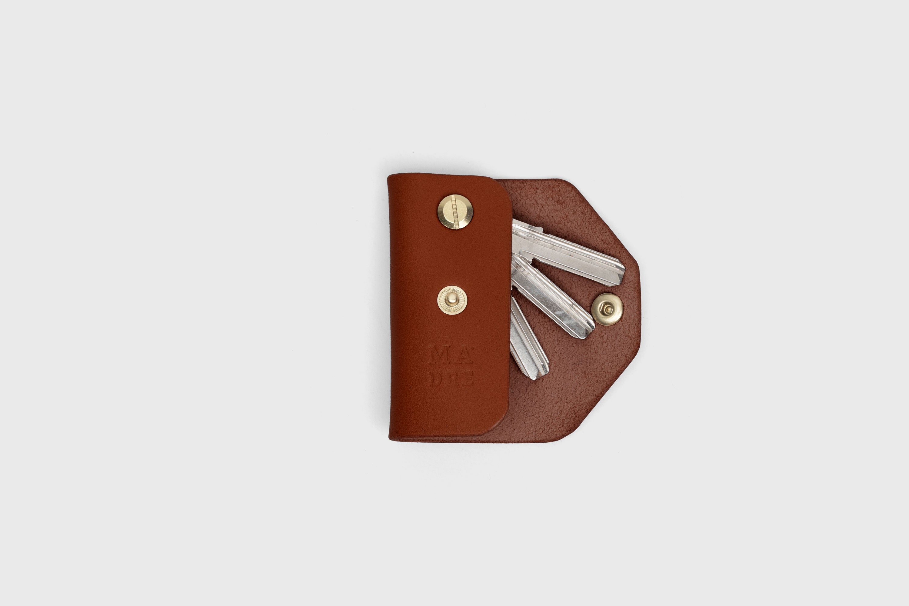 Key Etui In Dark Brown Color In Vegetable Tanned Leather Key Holder With Snap Button Minimalistic Design Atelier Madre Manuel Dreesmann Barcelona Spain