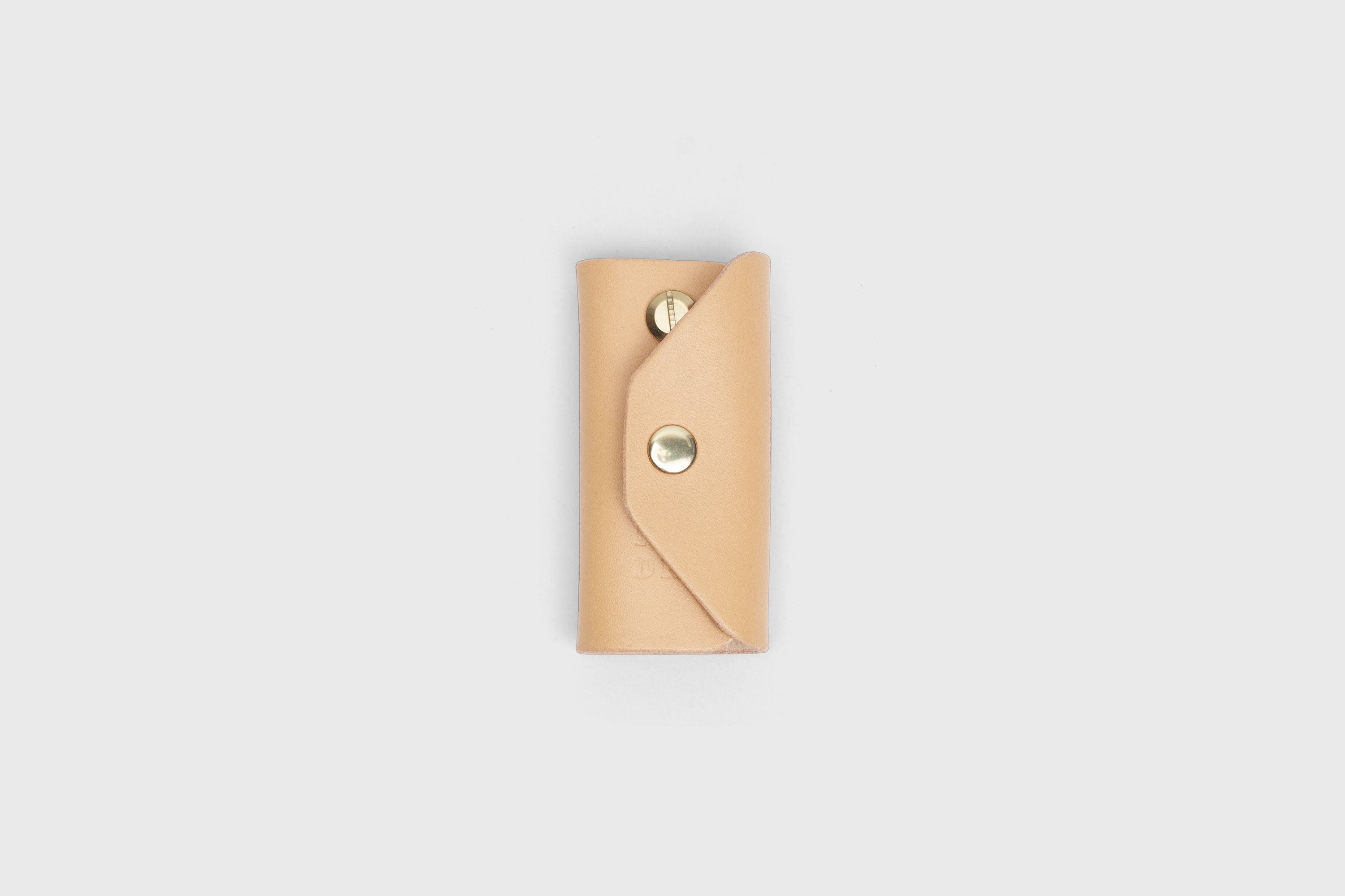 Key Etui In Natural Color In Vegetable Tanned Leather Key Holder With Snap Button Minimalistic Design Atelier Madre Manuel Dreesmann Barcelona Spain