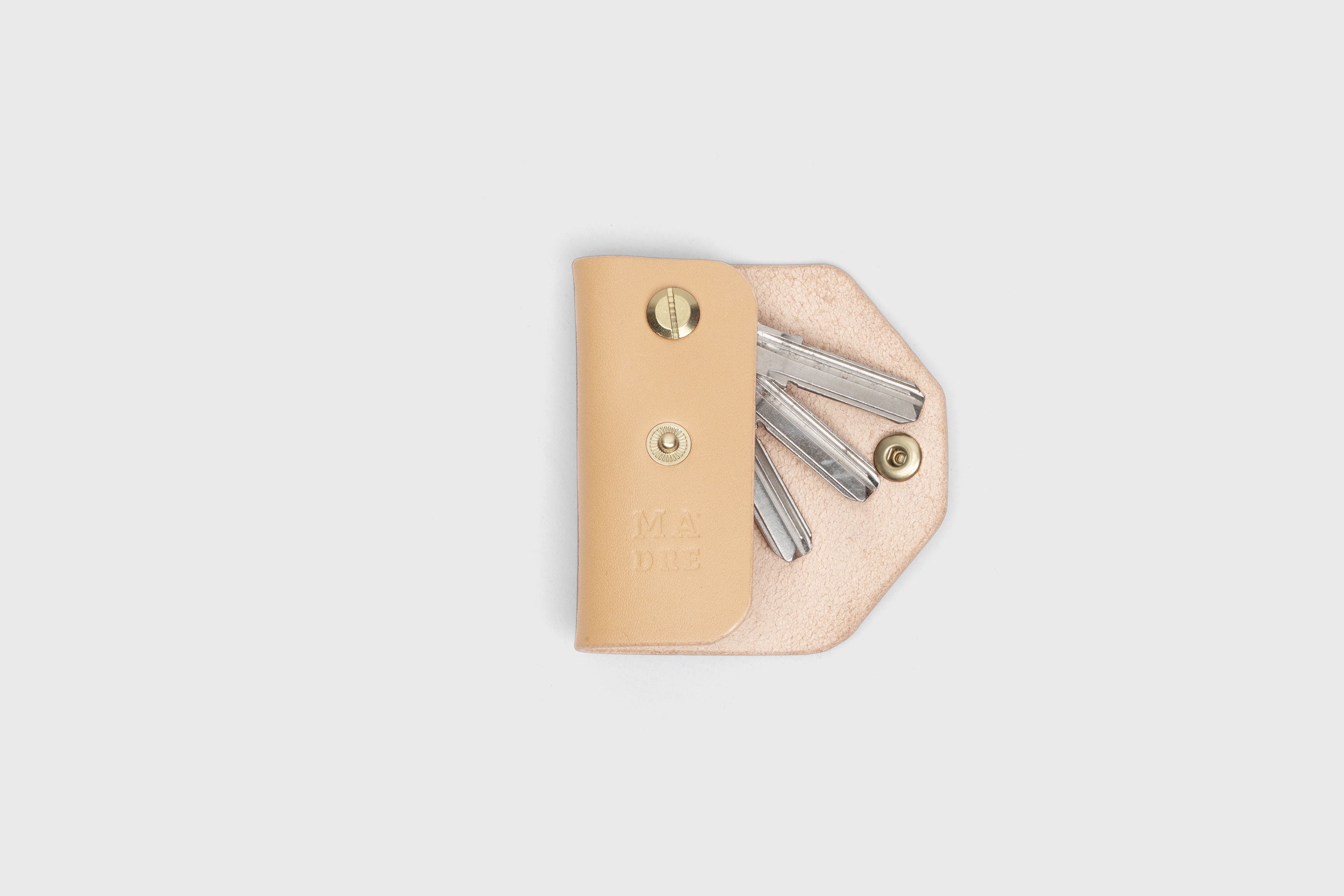 Key Etui In Natural Color In Vegetable Tanned Leather Key Holder With Snap Button Minimalistic Design Atelier Madre Manuel Dreesmann Barcelona Spain