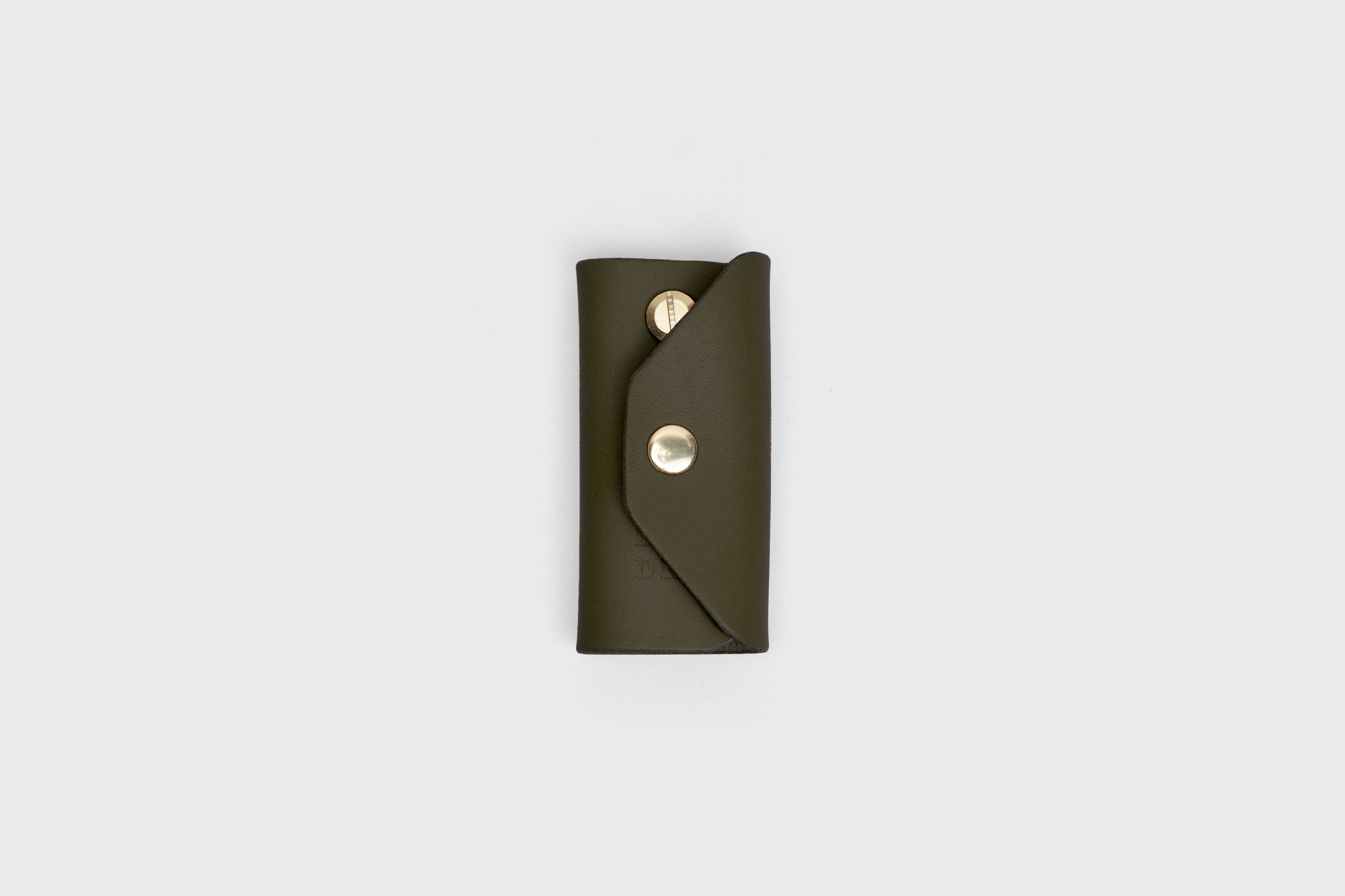 Key Etui In Olive Green Color In Vegetable Tanned Leather Key Holder With Snap Button Minimalistic Design Atelier Madre Manuel Dreesmann Barcelona Spain