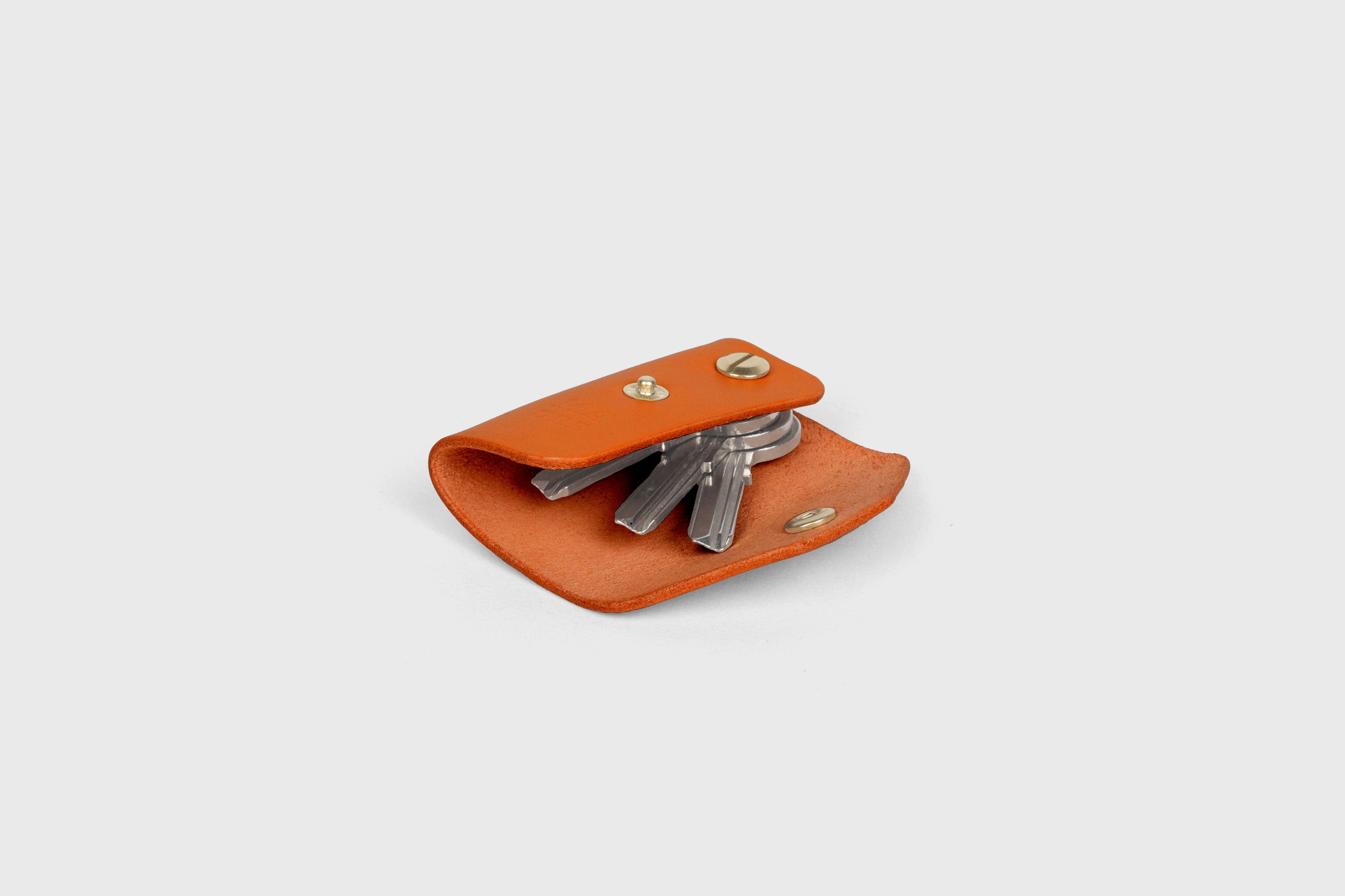 Key Etui In Orange Color In Vegetable Tanned Leather Key Holder With Snap Button Minimalistic Design Atelier Madre Manuel Dreesmann Barcelona Spain
