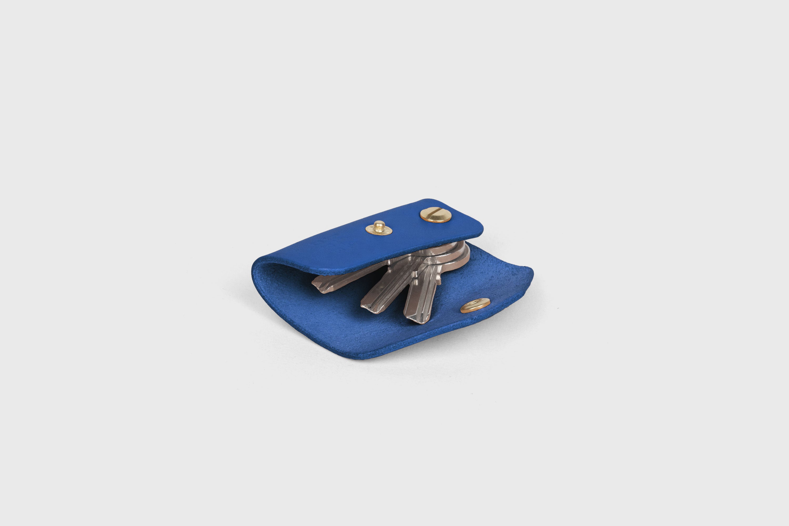 Key Etui In Royal Blue Color In Vegetable Tanned Leather Key Holder With Snap Button Minimalistic Design Atelier Madre Manuel Dreesmann Barcelona Spain