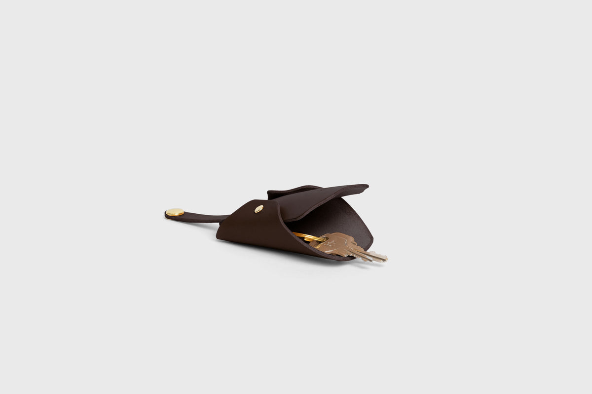 Key Pouch Leather Chocolate Brown Colour Leather Vegetable Tanned Modern Minimal Design Premium Quality Atelier Madre Manuel Dreesmann Barcelona 4