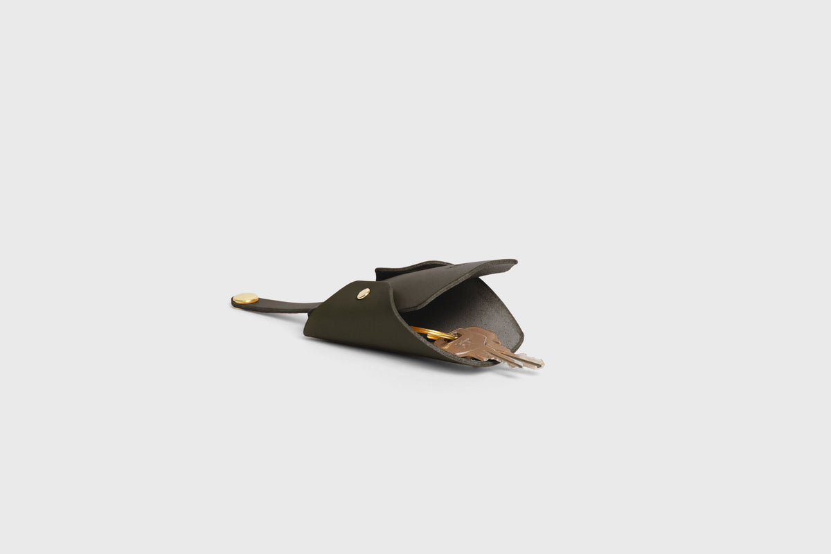 Key Pouch Leather Olive Green Colour Leather Vegetable Tanned Modern Minimal Design Premium Quality Atelier Madre Manuel Dreesmann Barcelona 4