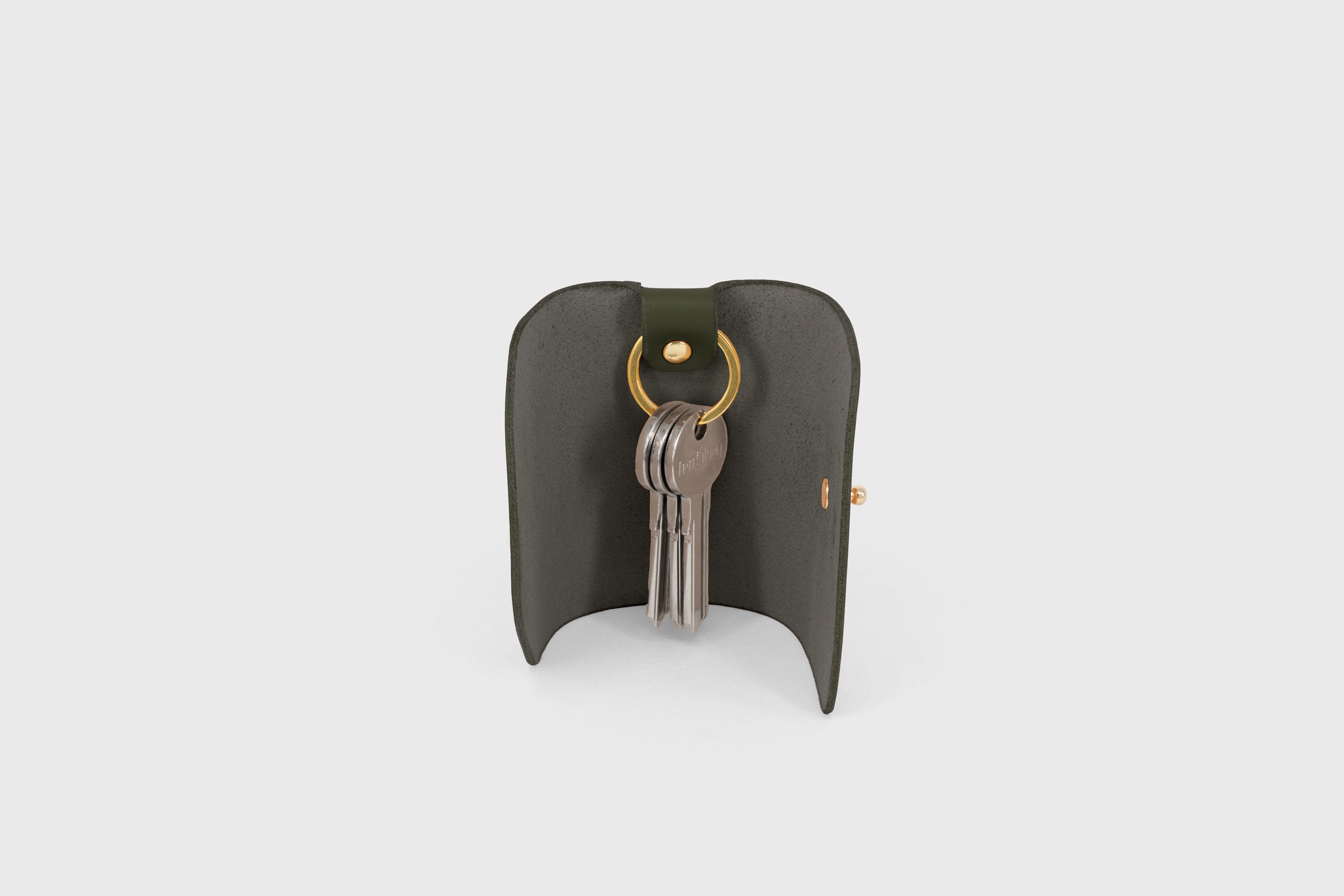 Key Wallet Leather Olive Green Color Minimalistic Design Atelier Madre Manuel Dreesmann Barcelona Spain