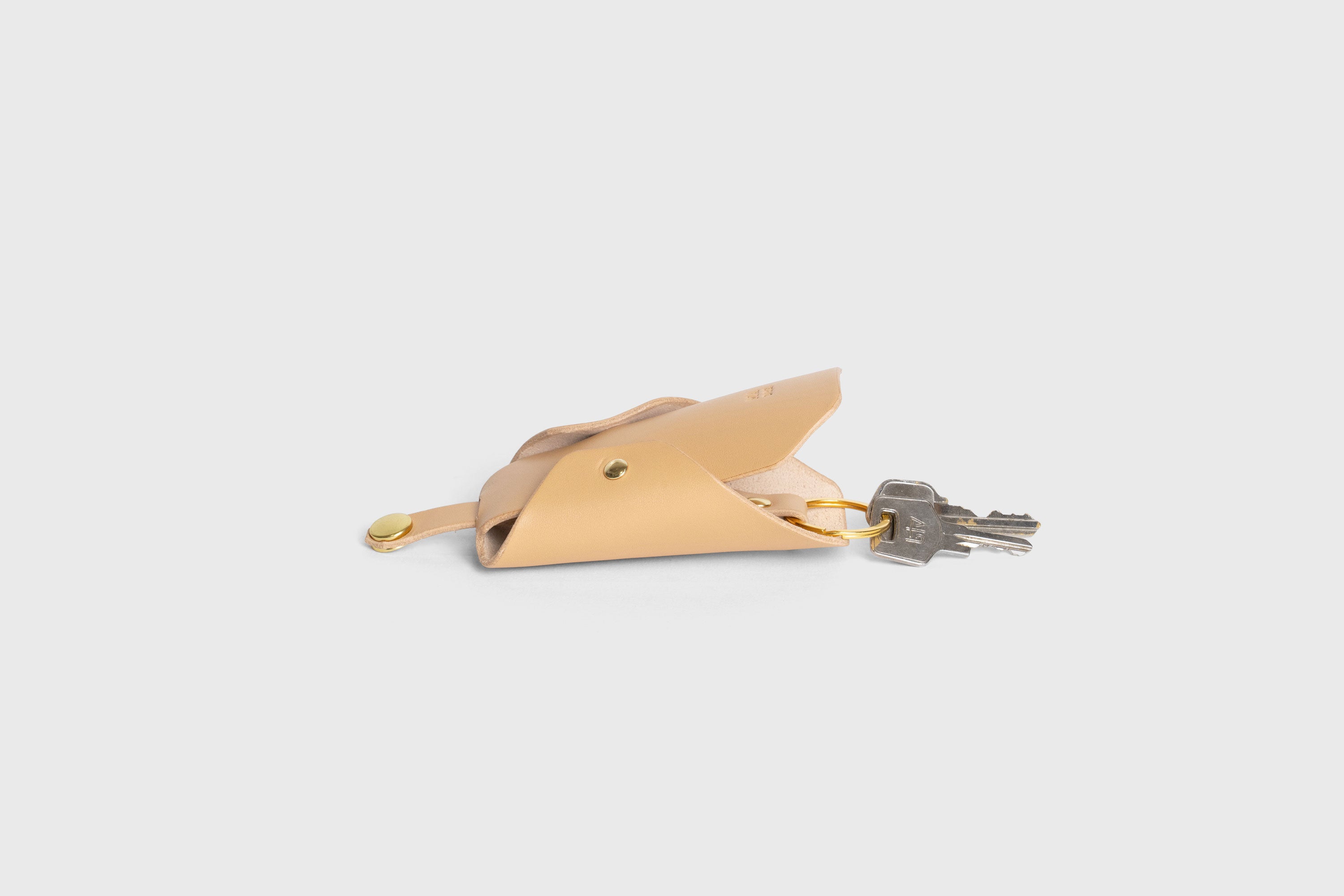 Key Pouch Case Sleeve Pocket Natural Color Leather Minimalistic Modern Design Premium Quality Full Grain Vegetable Tanned Leather Handmade Luxury Atelier Madre Manuel Dreesmann Barcelona Spain