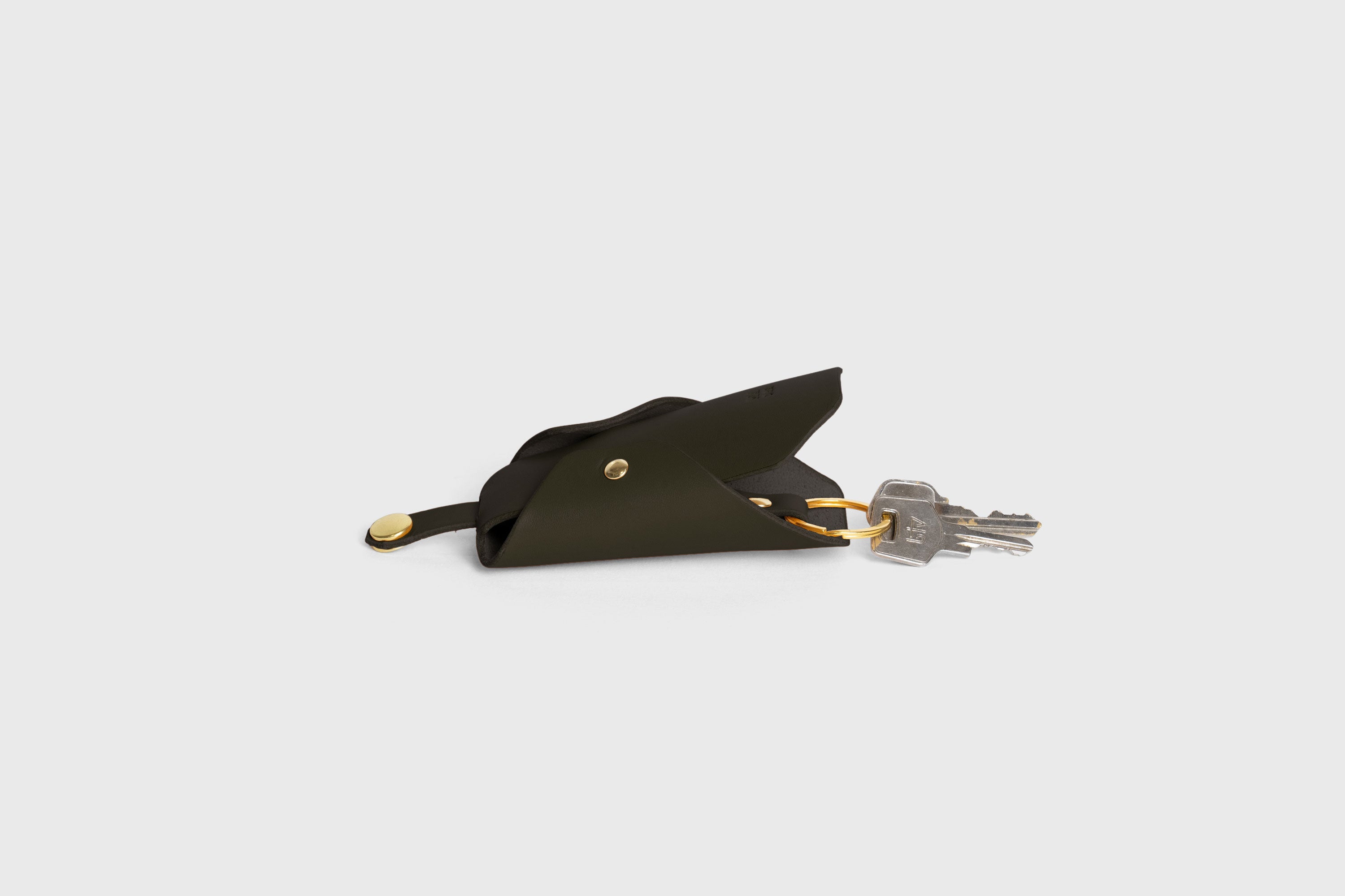 Key Pouch Case Sleeve Pocket Olive Green Color Leather Minimalistic Modern Design Premium Quality Full Grain Vegetable Tanned Leather Handmade Luxury Atelier Madre Manuel Dreesmann Barcelona Spain