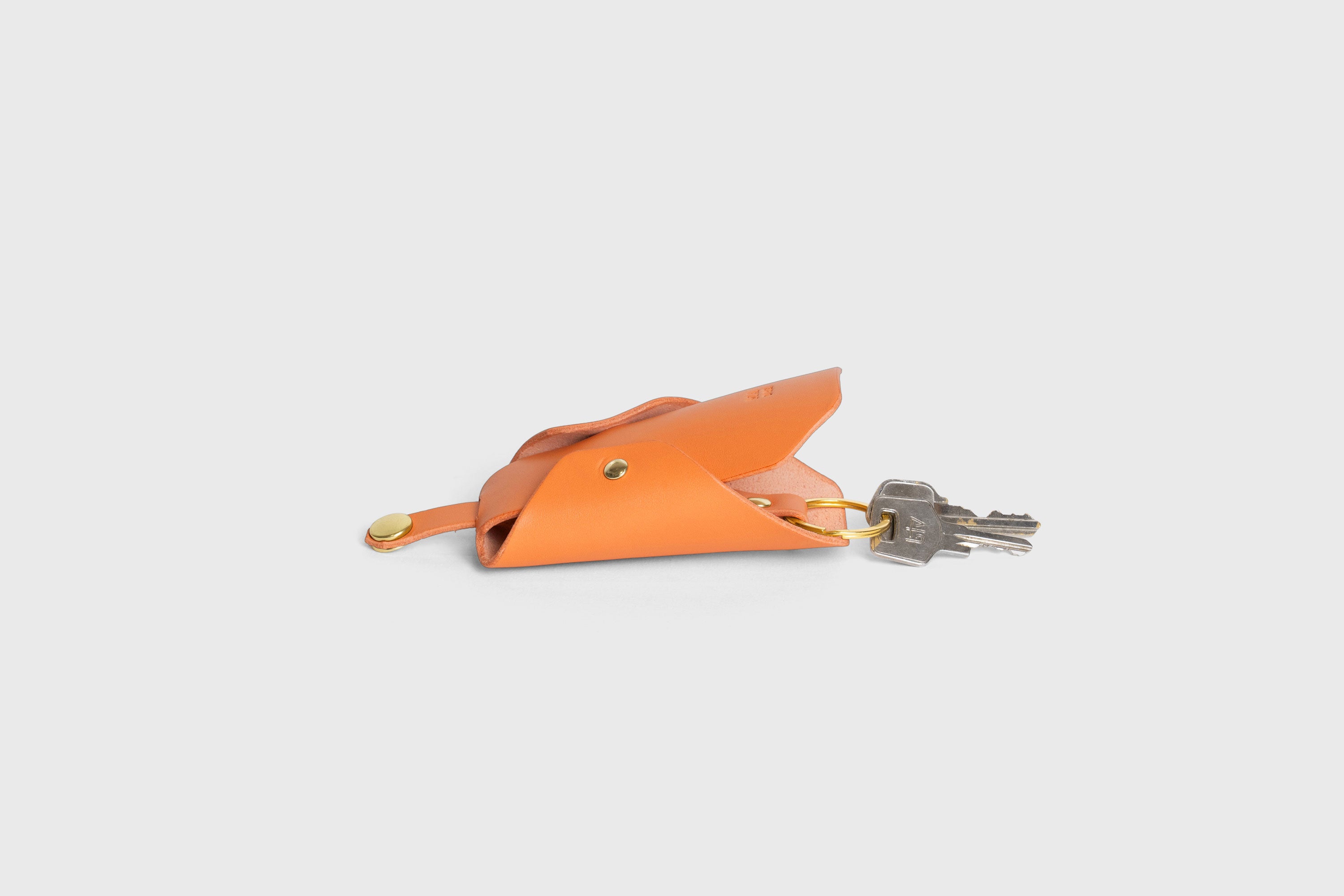 Key Pouch Case Sleeve Pocket Orange Color Leather Minimalistic Modern Design Premium Quality Full Grain Vegetable Tanned Leather Handmade Luxury Atelier Madre Manuel Dreesmann Barcelona Spain