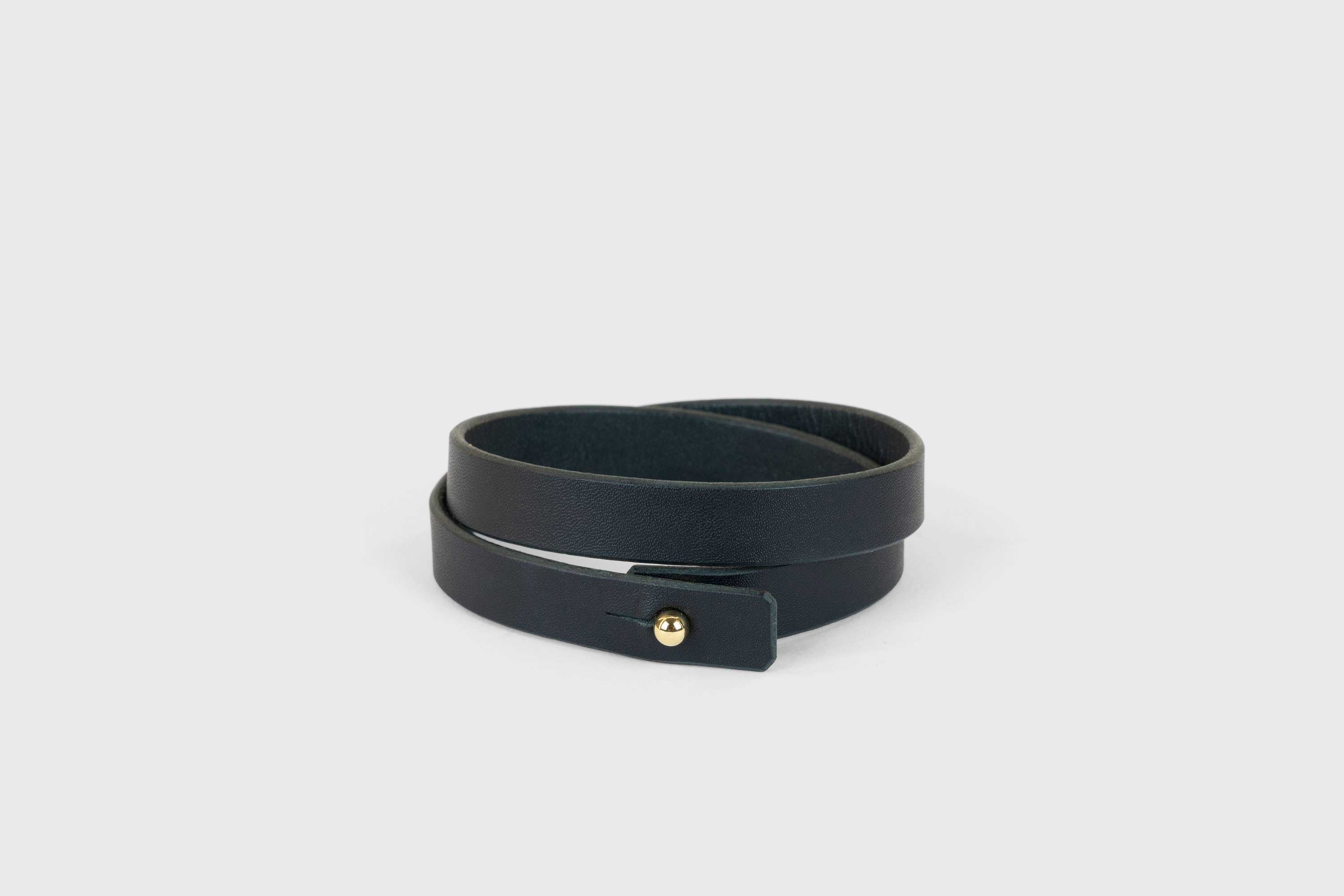 Leather Bracelet Double Black Full Grain Leather Vegetable Tanned Premium Gold Handcrafted Minimalistic Design Atelier Madre Manuel Dreesmannn BarcelonaLeather Bracelet Double Natural Full Grain Leather Vegetable Tanned Premium Gold Handcrafted Minimalistic Design Atelier Madre Manuel Dreesmannn Barcelona