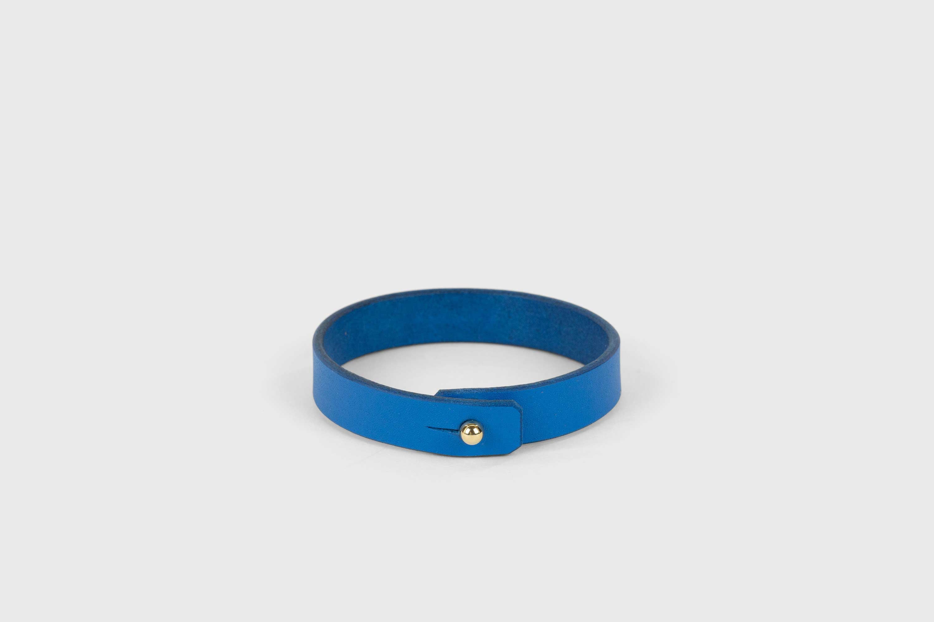 Leather Bracelet Royal Blue Full Grain Leather Vegetable Tanned Premium Gold Handcrafted Minimalistic Design Atelier Madre Manuel Dreesmannn Barcelona