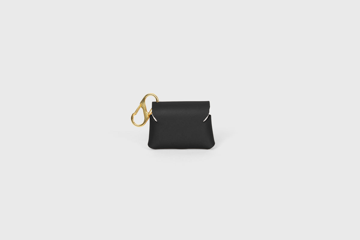 Leather Case Airpods Black Coloured Pro 1 and 2 generation Atelier Madre Manuel Dreesmann Barcelona 3