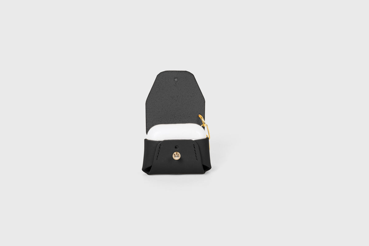 Leather Case Airpods Black Coloured Pro 1 and 2 generation Atelier Madre Manuel Dreesmann Barcelona 4