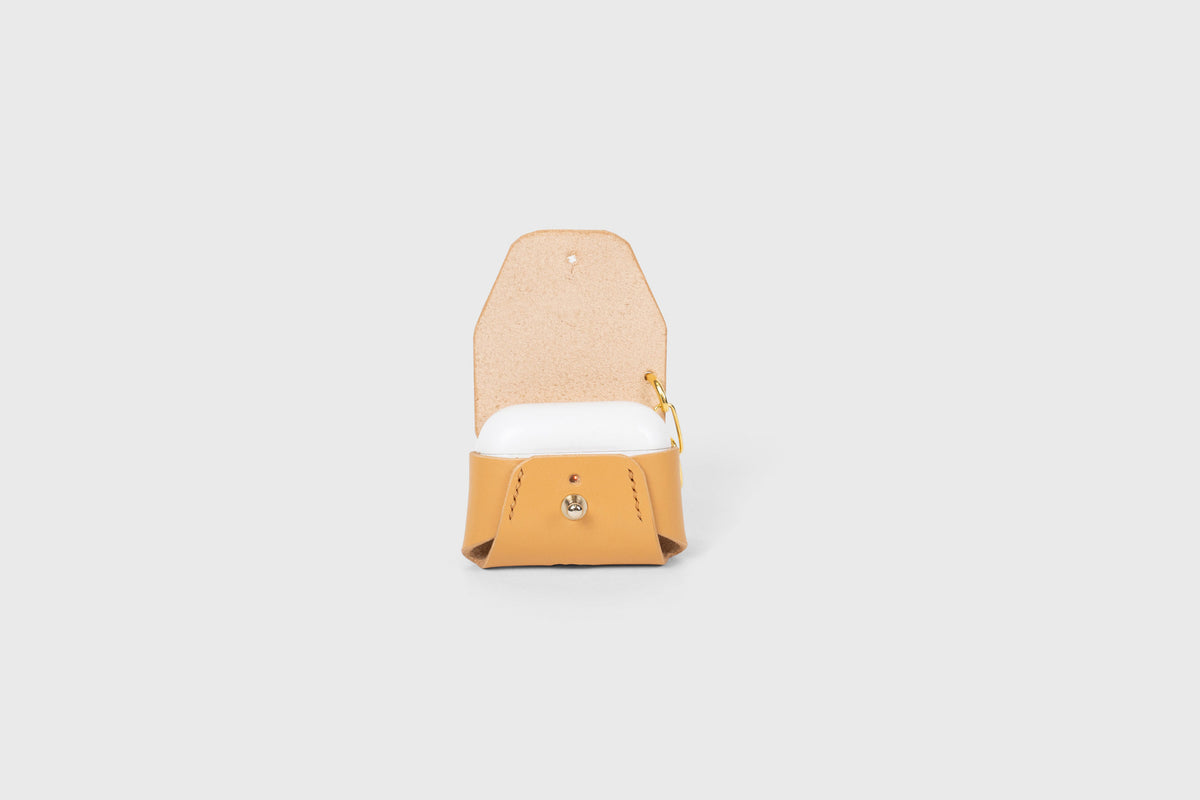 Leather Case Airpods Brown Coloured Pro 1 and 2 generation Atelier Madre Manuel Dreesmann Barcelona 4