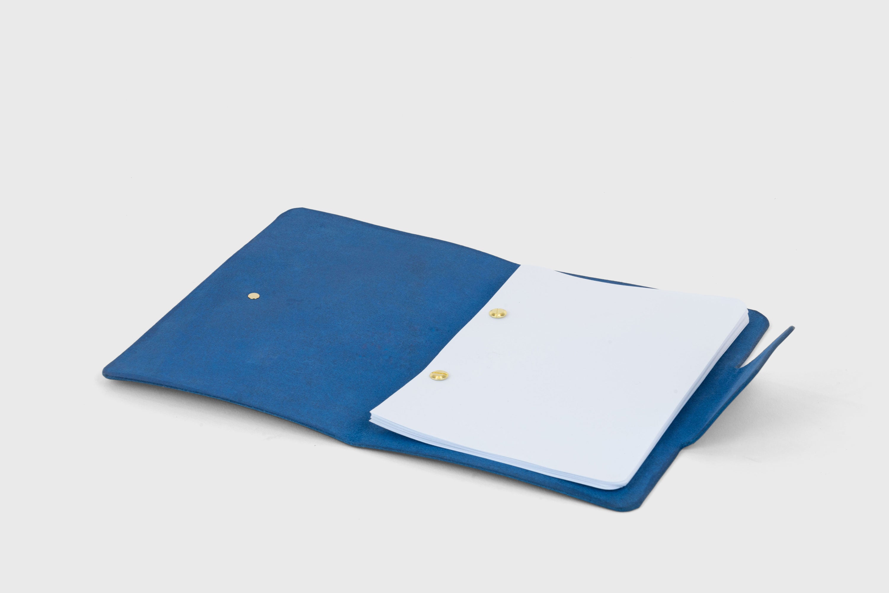 Journal Leather Royal Blue A5 Paper Notebook Sketchbook Refillable Modern Minimalist Designer Luxury Quality Handcrafted Full Grain Vegetable Tanned Atelier Madre Manuel Dreesmann Barcelona Spain