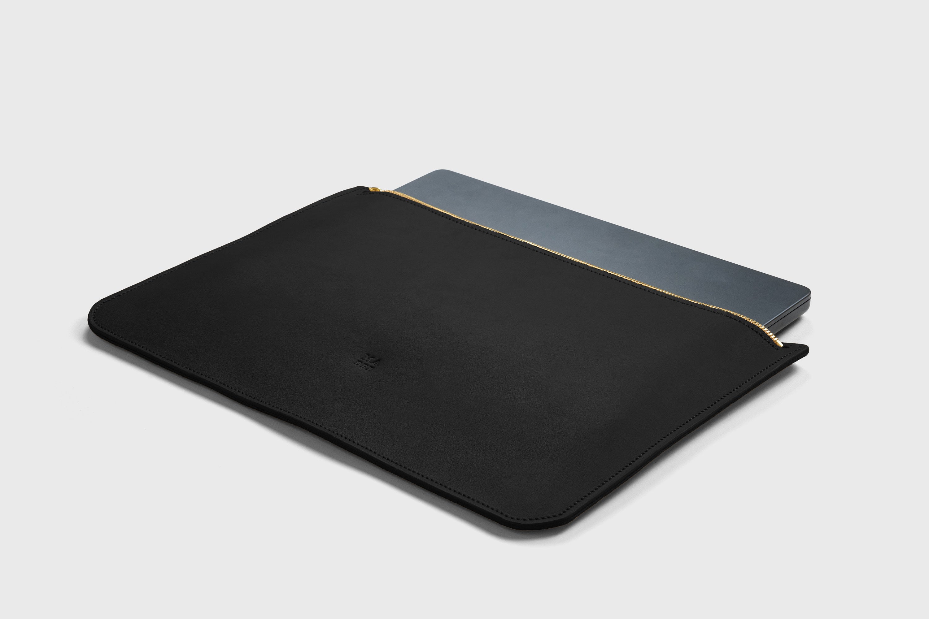 Leather Sleeve For MacBook Black Color Zipper Closure Protection Business Modern Minimalist Design Handcrafted High Quality Full Grain Vegetable Tanned Leather Atelier Madre Manuel Dreesmann Barcelona Spain