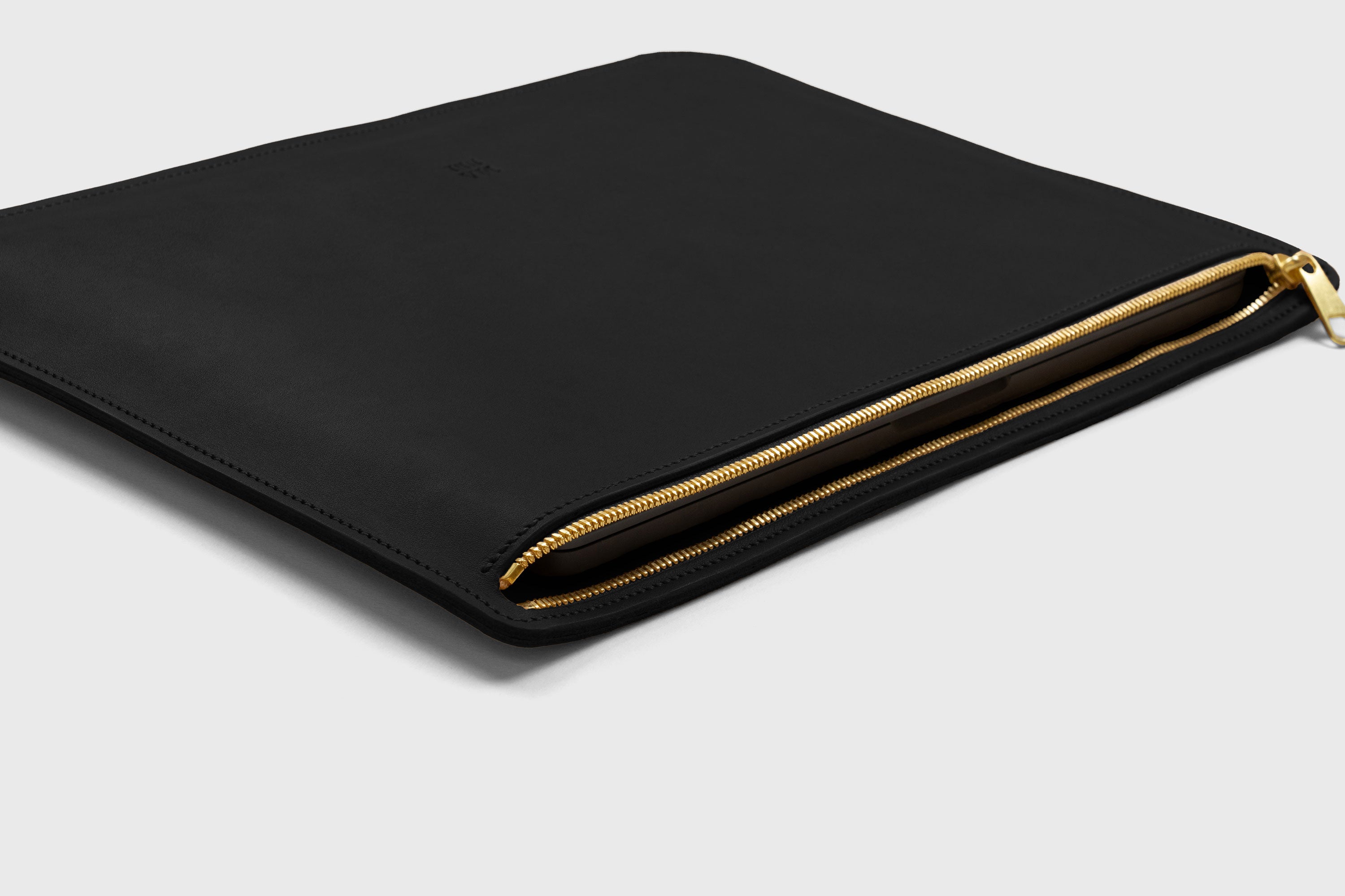 Leather Sleeve For MacBook Black Color Zipper Closure Protection Business Modern Minimalist Design Handcrafted High Quality Full Grain Vegetable Tanned Leather Atelier Madre Manuel Dreesmann Barcelona Spain