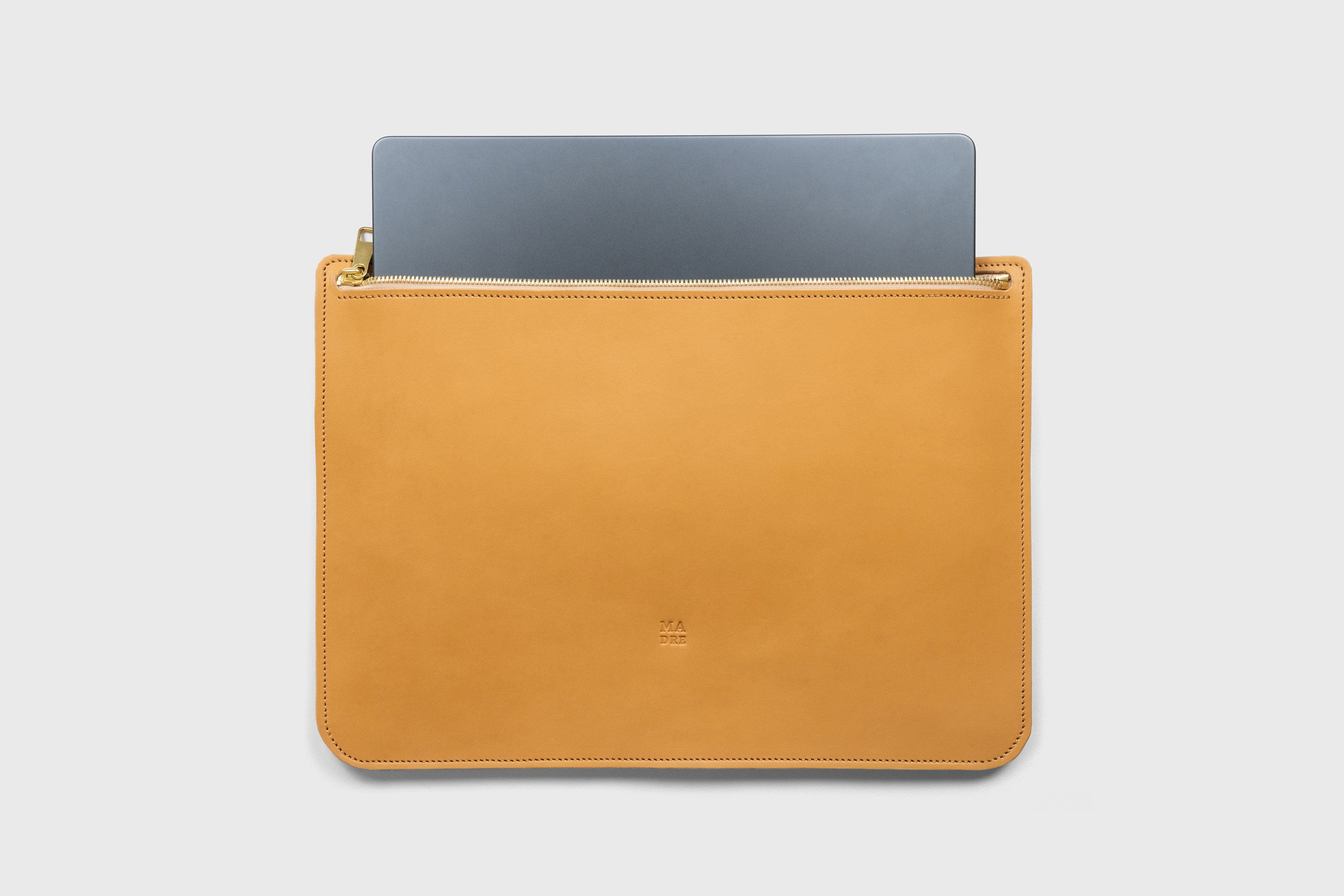Leather Sleeve For MacBook Brown Color Zipper Closure Protection Business Modern Minimalist Design Handcrafted High Quality Full Grain Vegetable Tanned Leather Atelier Madre Manuel Dreesmann Barcelona Spain
