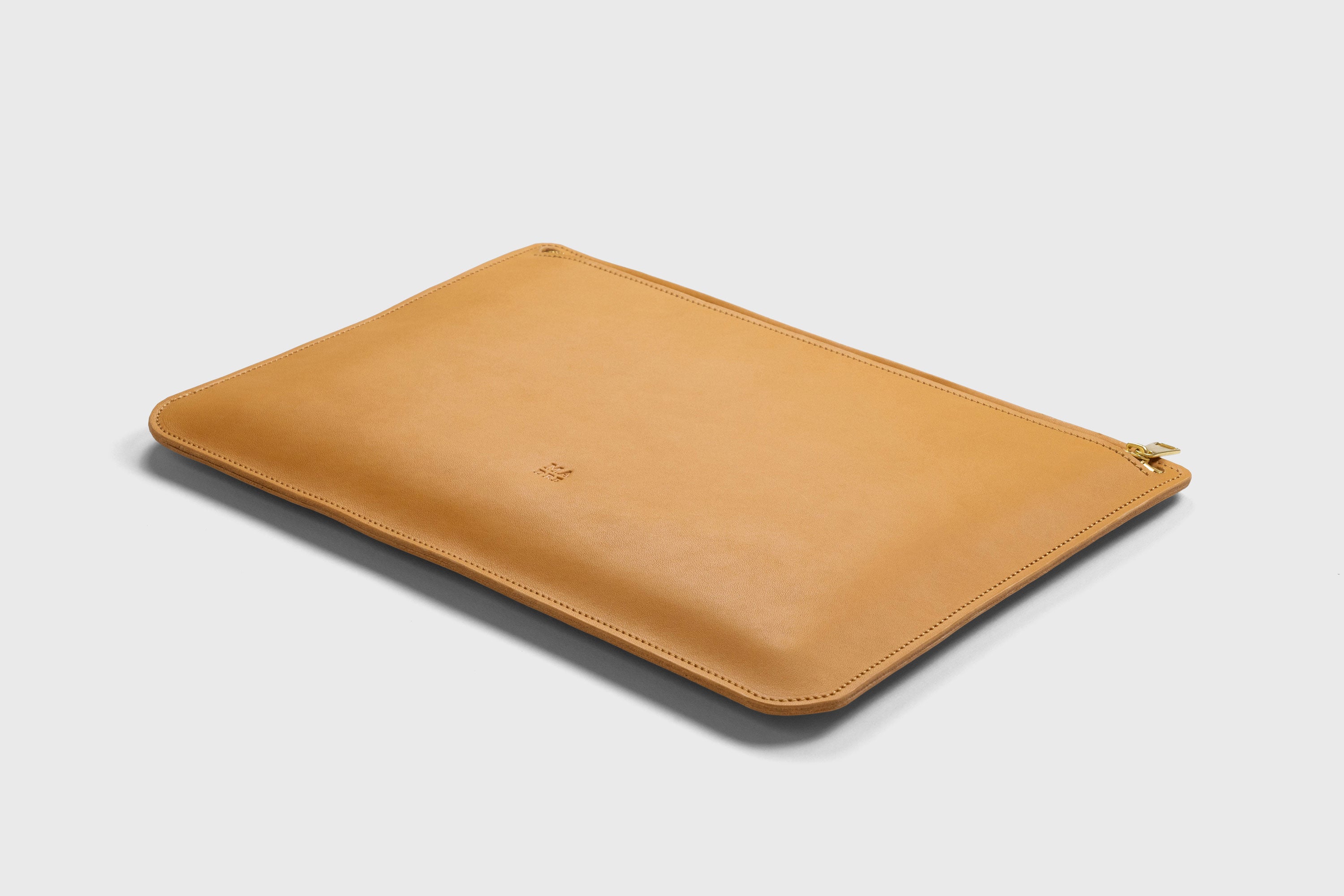 Leather Sleeve For MacBook Brown Color Zipper Closure Protection Business Modern Minimalist Design Handcrafted High Quality Full Grain Vegetable Tanned Leather Atelier Madre Manuel Dreesmann Barcelona Spain