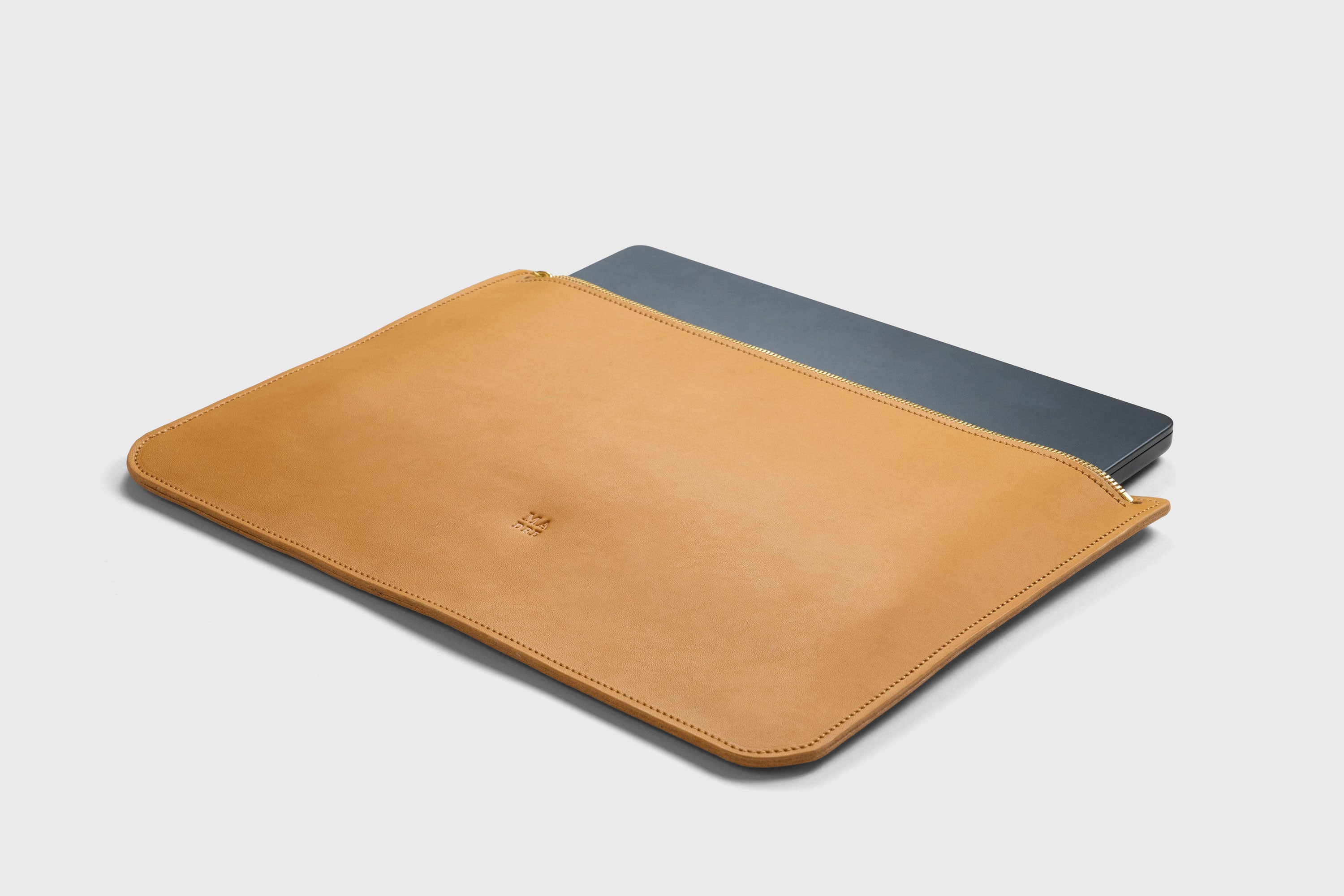 Leather Sleeve For MacBook Brown Color Zipper Closure Protection Business Modern Minimalist Design Handcrafted High Quality Full Grain Vegetable Tanned Leather Atelier Madre Manuel Dreesmann Barcelona Spain