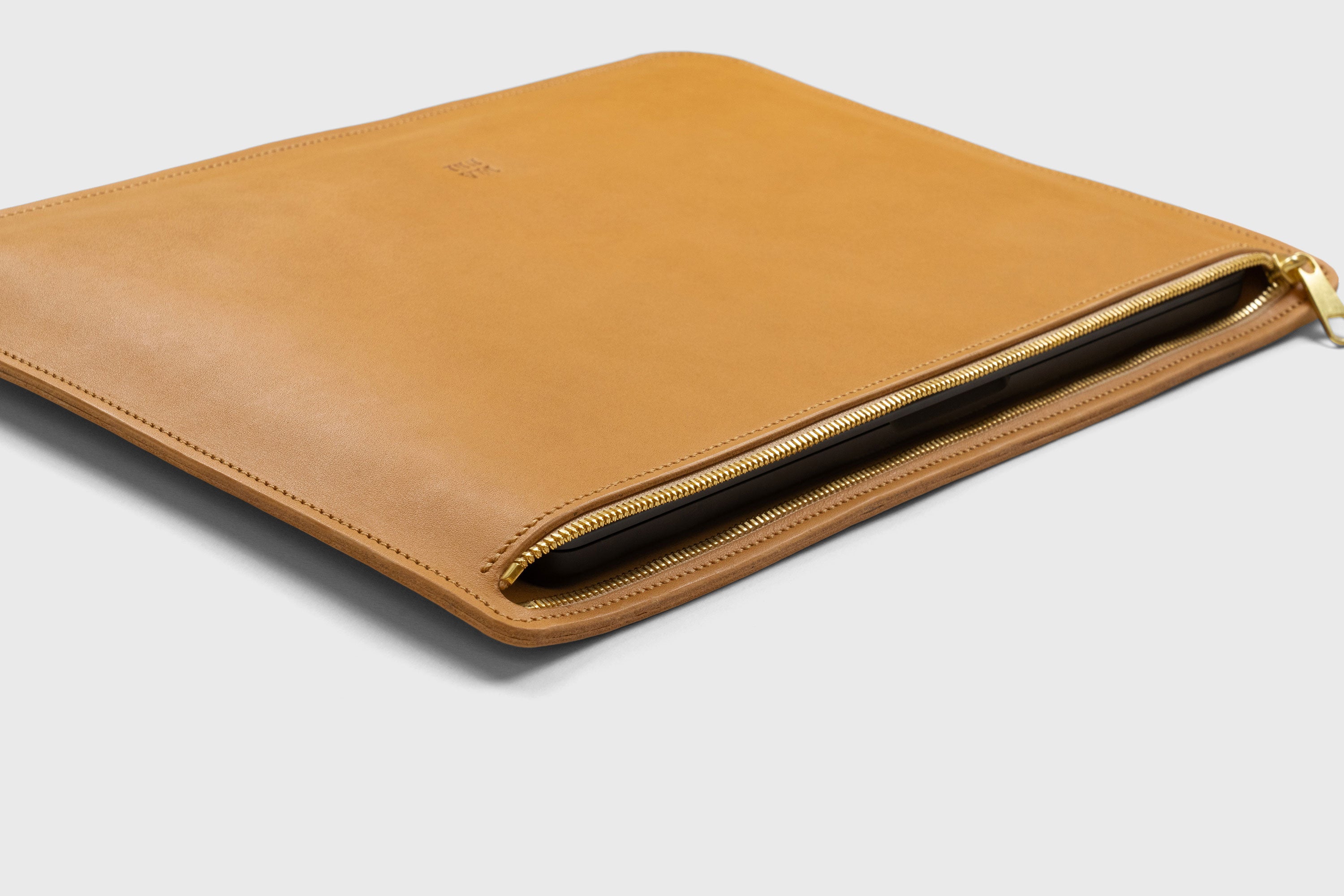 Leather Sleeve For MacBook Brown Color Zipper Closure Protection Business Modern Minimalist Design Handcrafted High Quality Full Grain Vegetable Tanned Leather Atelier Madre Manuel Dreesmann Barcelona Spain