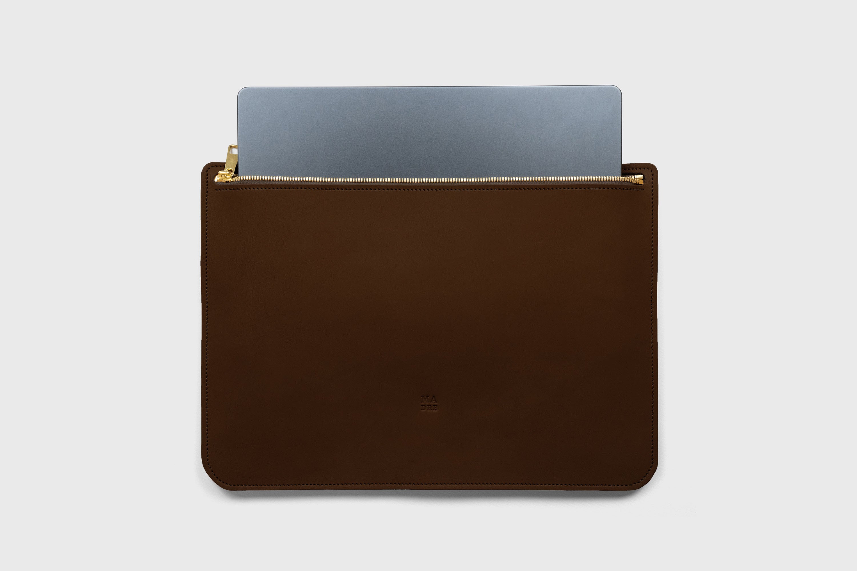 Leather Sleeve For MacBook Dark Brown Color Zipper Closure Protection Business Modern Minimalist Design Handcrafted High Quality Full Grain Vegetable Tanned Leather Atelier Madre Manuel Dreesmann Barcelona Spain