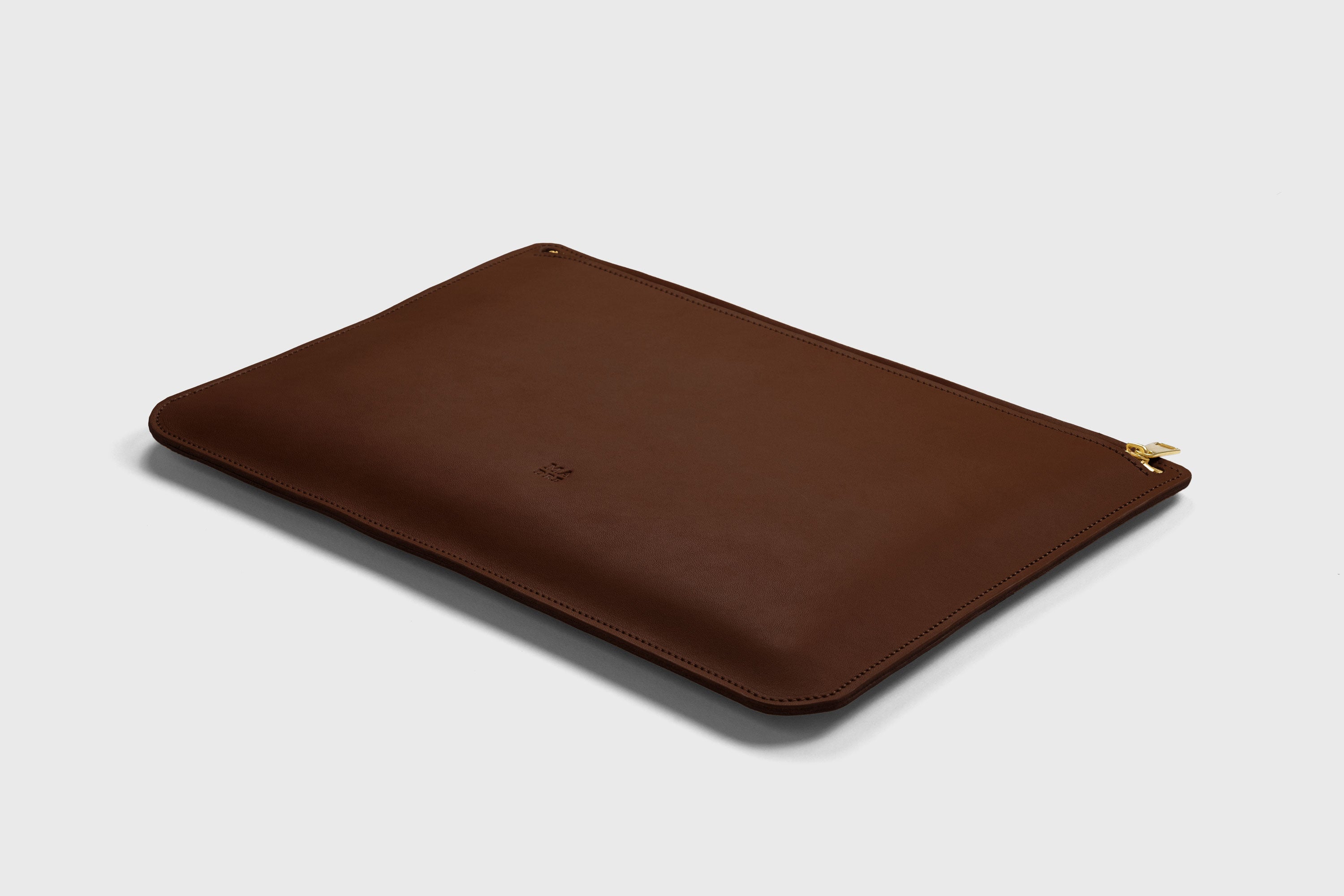Leather Sleeve For MacBook Dark Brown Color Zipper Closure Protection Business Modern Minimalist Design Handcrafted High Quality Full Grain Vegetable Tanned Leather Atelier Madre Manuel Dreesmann Barcelona Spain