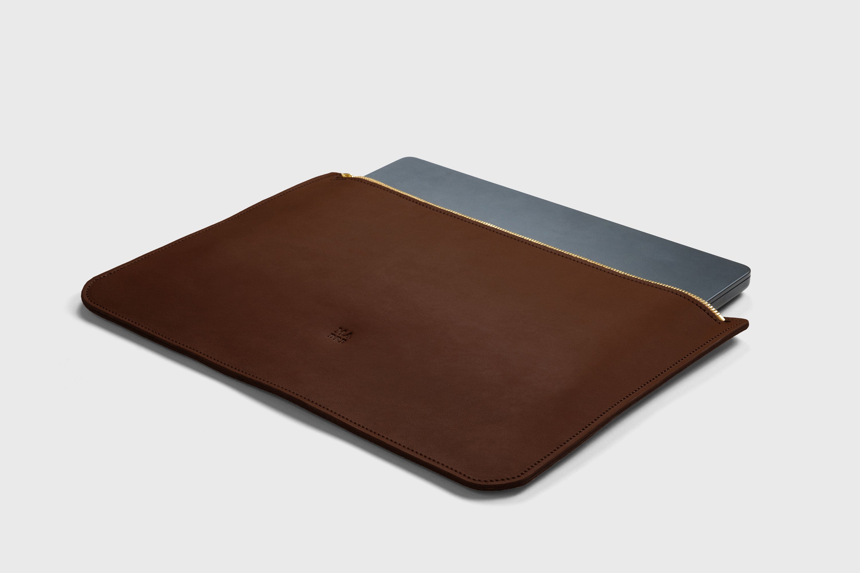 Leather Sleeve For MacBook Dark Brown Color Zipper Closure Protection Business Modern Minimalist Design Handcrafted High Quality Full Grain Vegetable Tanned Leather Atelier Madre Manuel Dreesmann Barcelona Spain