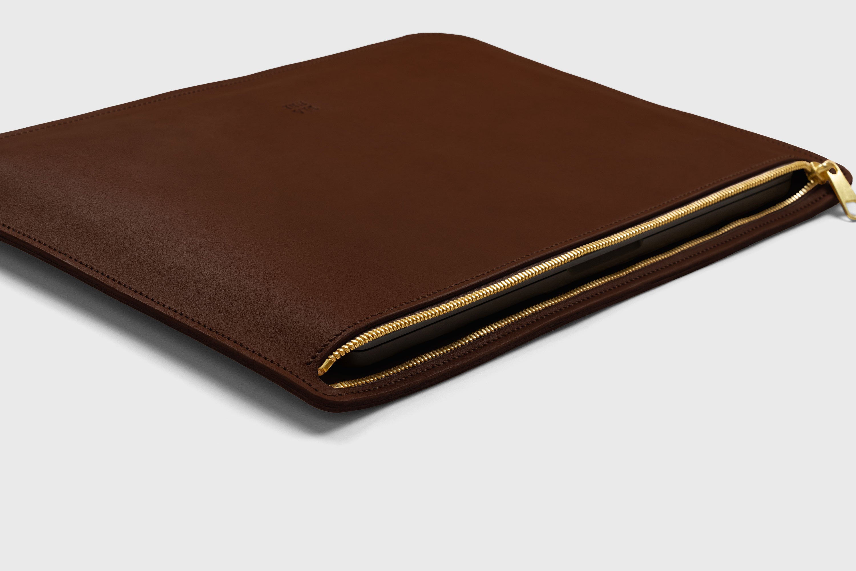 Leather Sleeve For MacBook Dark Brown Color Zipper Closure Protection Business Modern Minimalist Design Handcrafted High Quality Full Grain Vegetable Tanned Leather Atelier Madre Manuel Dreesmann Barcelona Spain