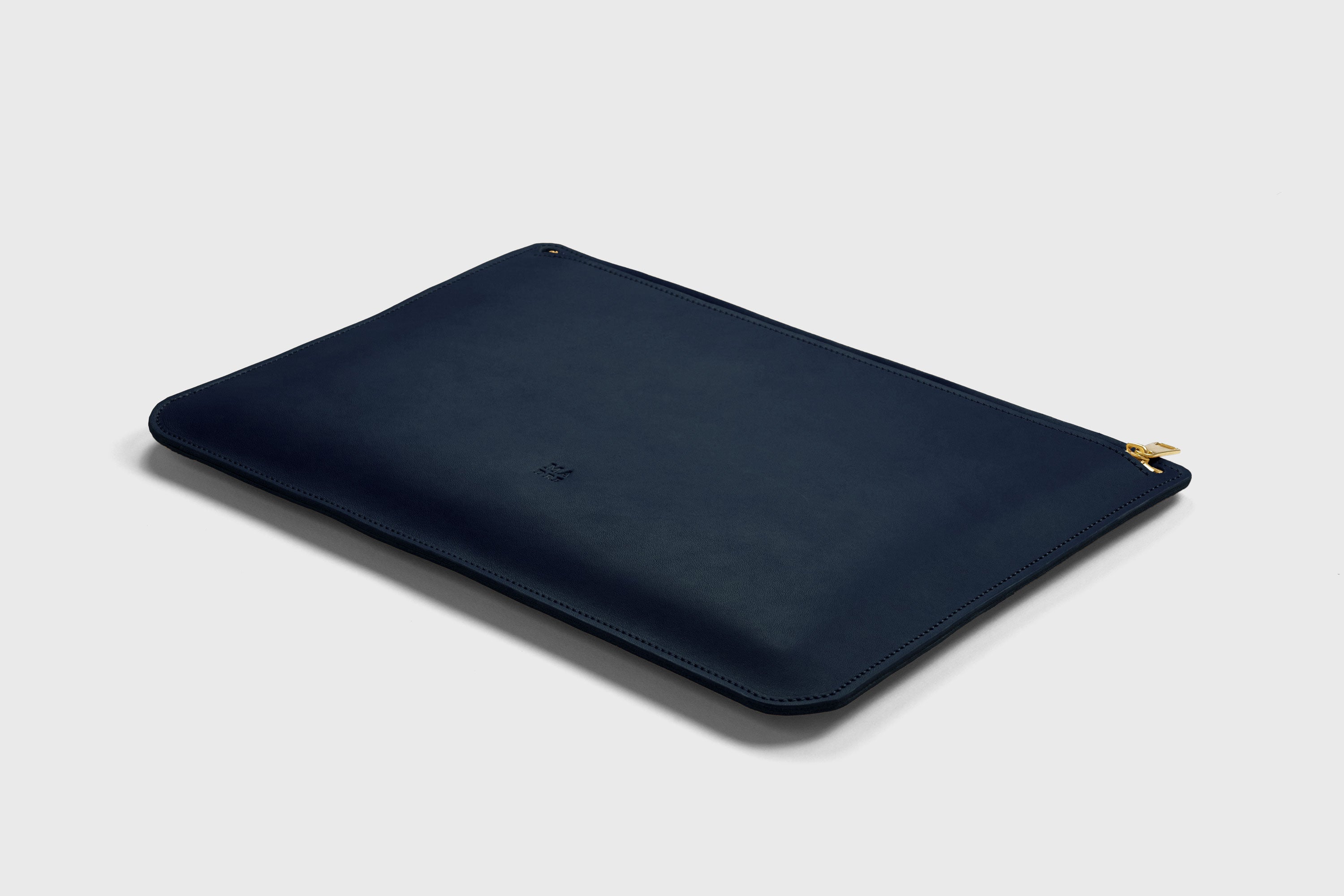 Leather Sleeve For MacBook Marine Blue Color Zipper Closure Protection Business Modern Minimalist Design Handcrafted High Quality Full Grain Vegetable Tanned Leather Atelier Madre Manuel Dreesmann Barcelona Spain