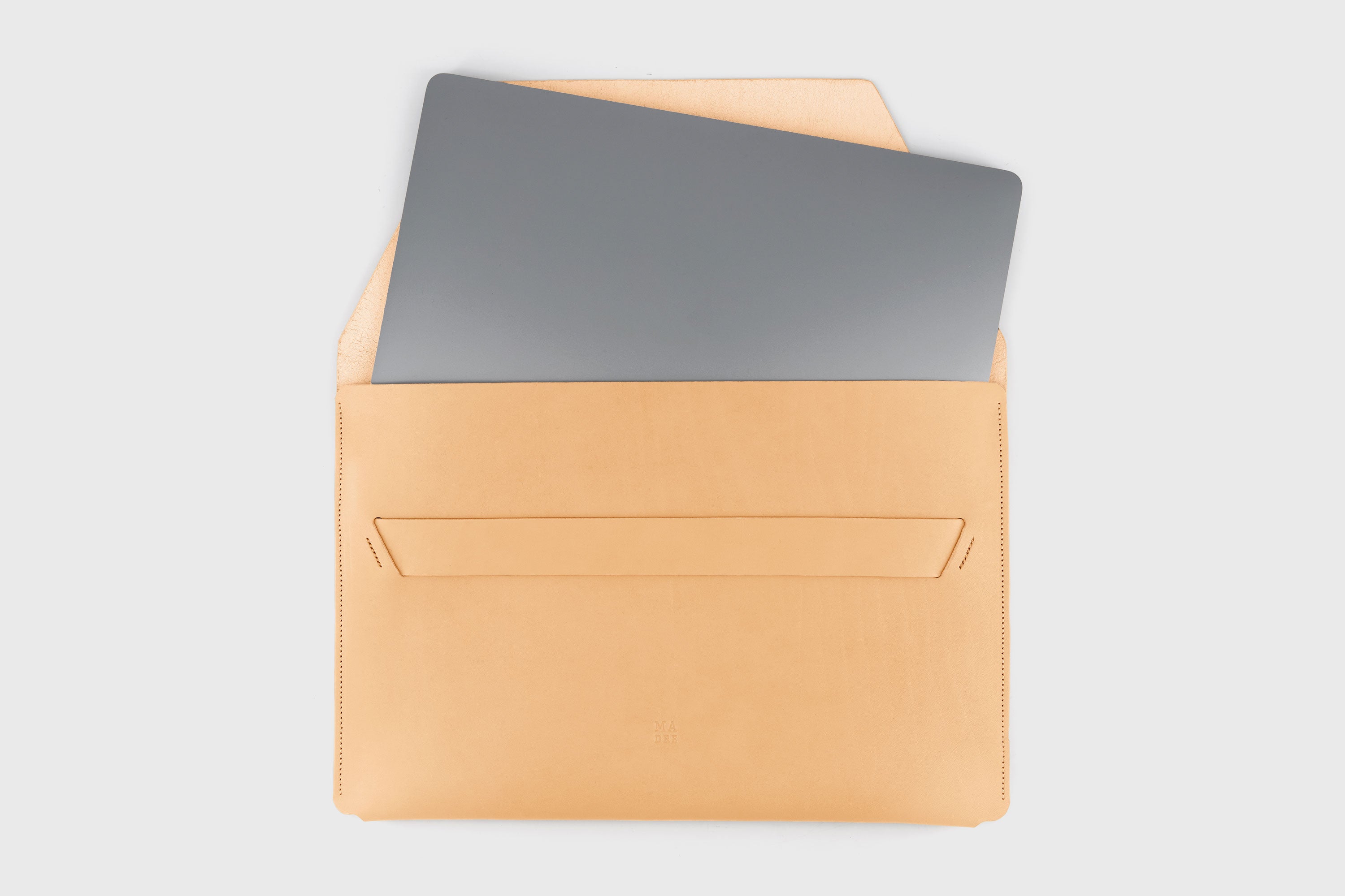 Leather Sleeve For MacBook Pro Air Natural  Color Full Grain Vegetable Tanned Leather Modern Minimalist Design Premium Quality Protection Business Sleek Atelier Madre Manuel Dreesmann Barcelona Spain